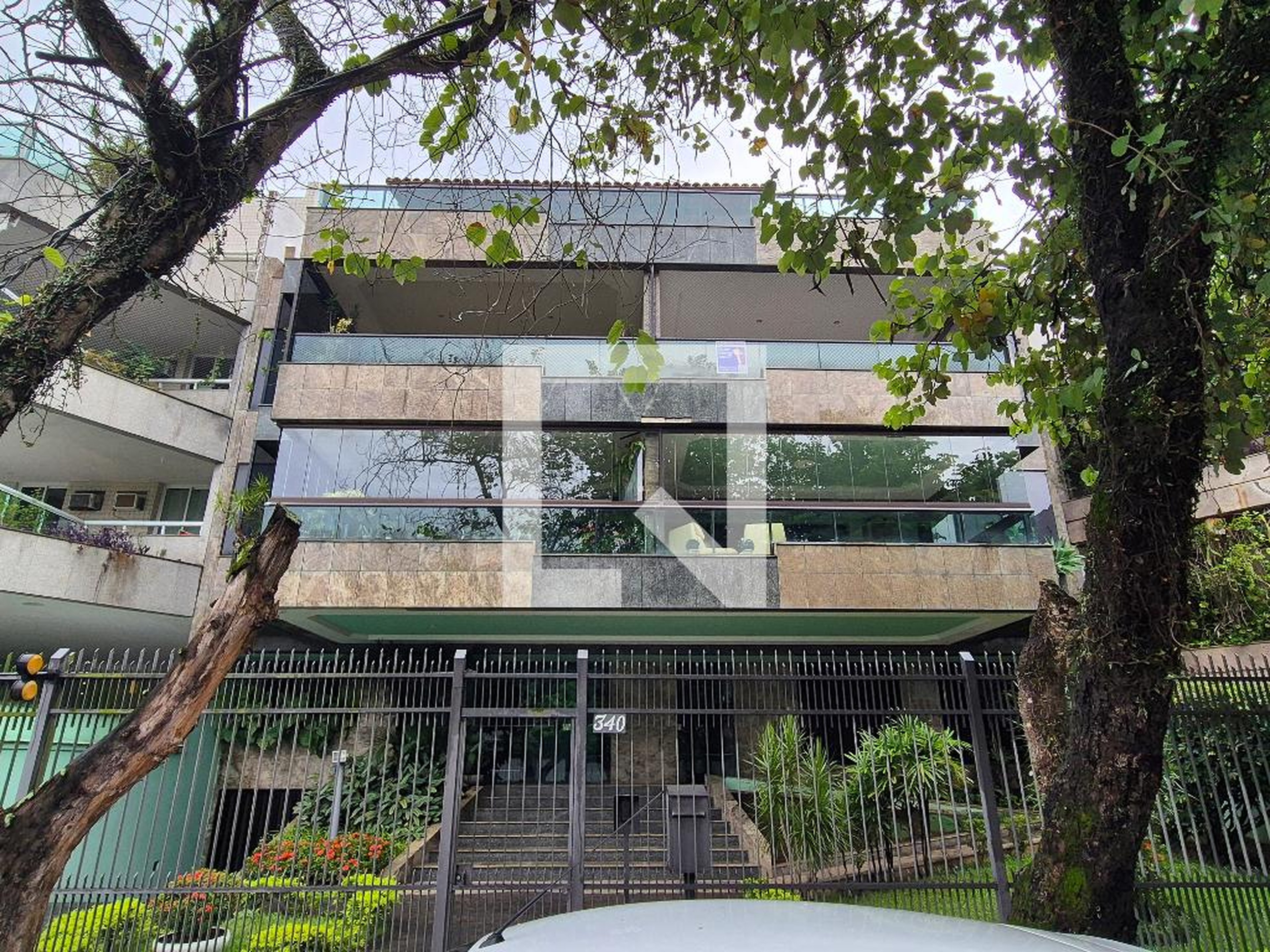 Fachada Condomínio em Rua Salvador de Mesquita, 340