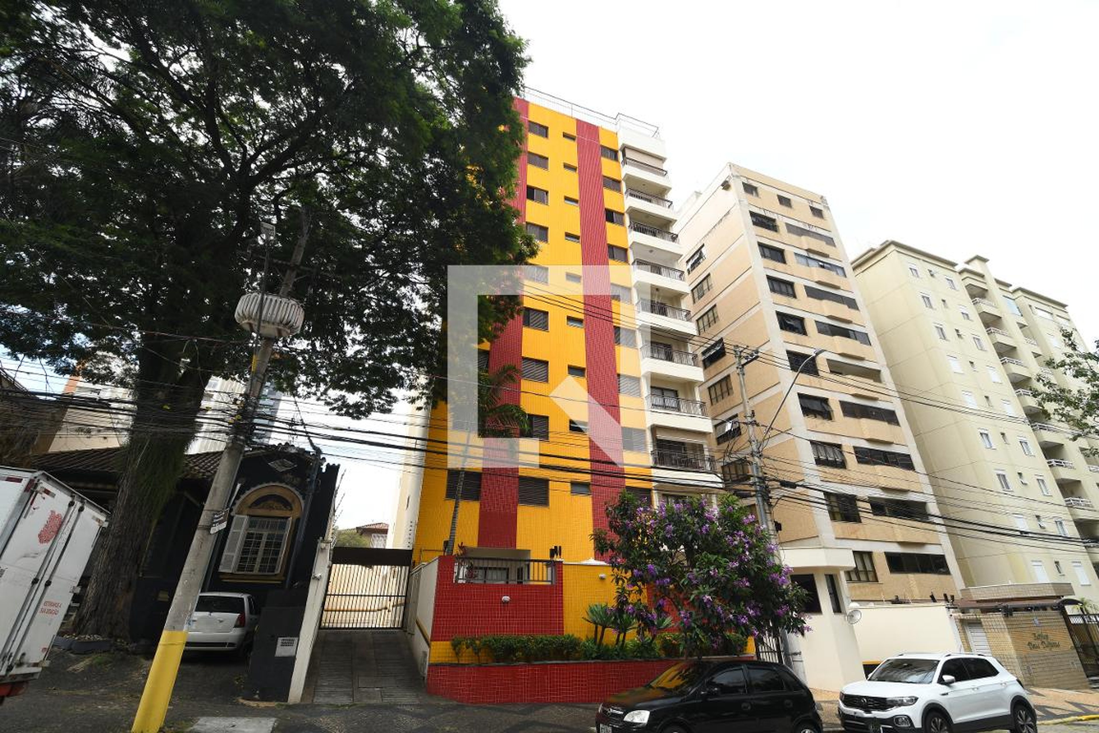 Fachada do Prédio Condomínio Chuva de Ouro