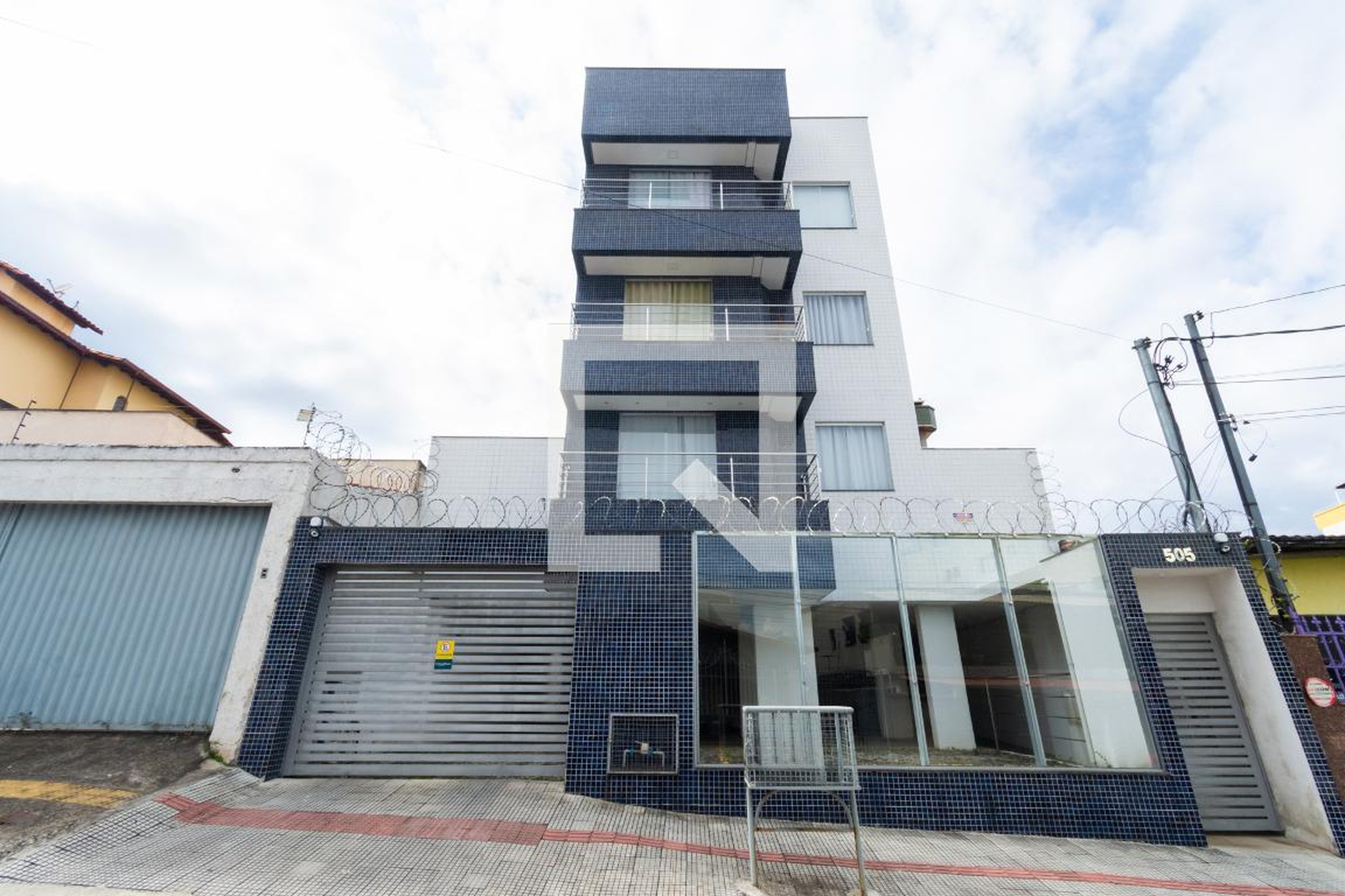Fachada Condomínio em Rua Tinguassu, 505