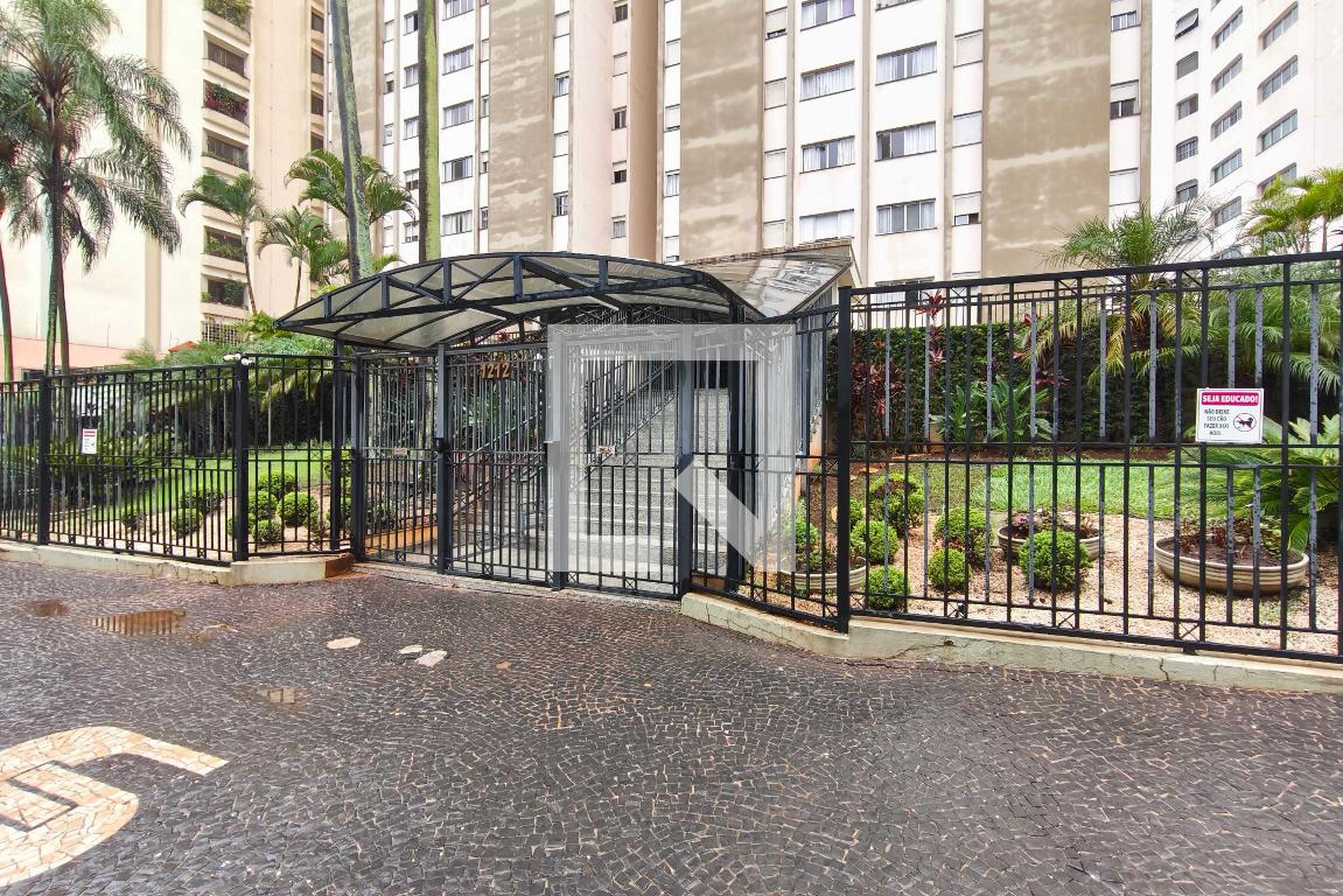 Fachada do Condomínio Condomínio Vila Romana