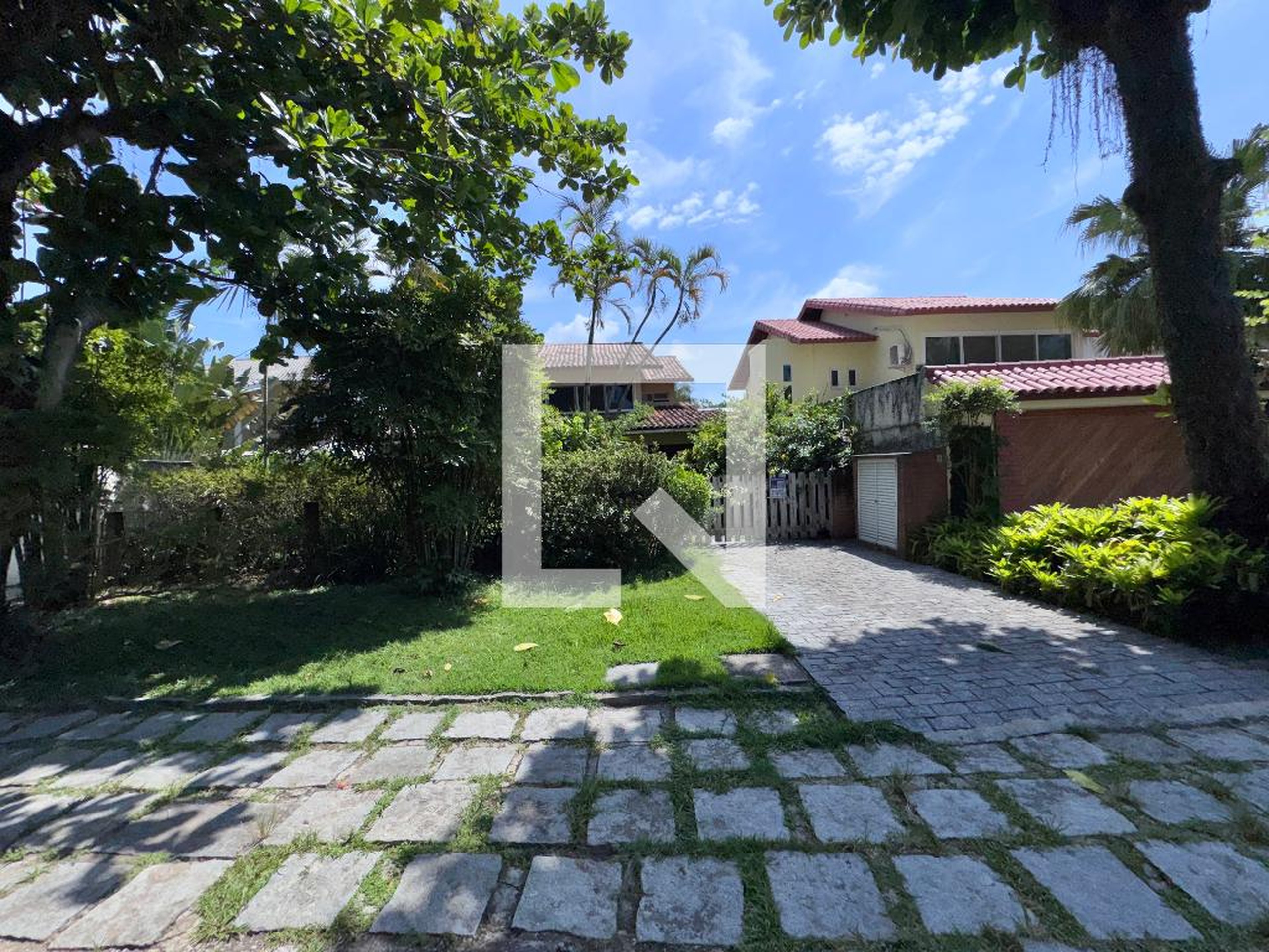 Fachada Condomínio em Rua Abel da Silva, 111