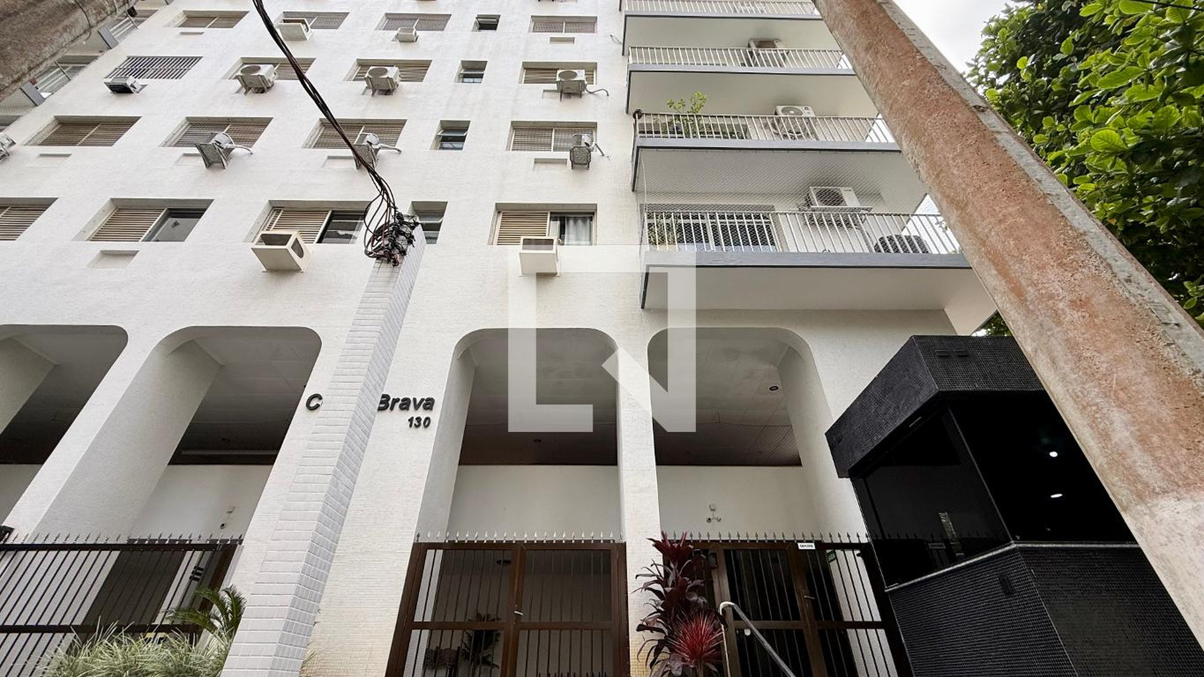 Fachada Condomínio em Rua Mario Ribeiro, 130