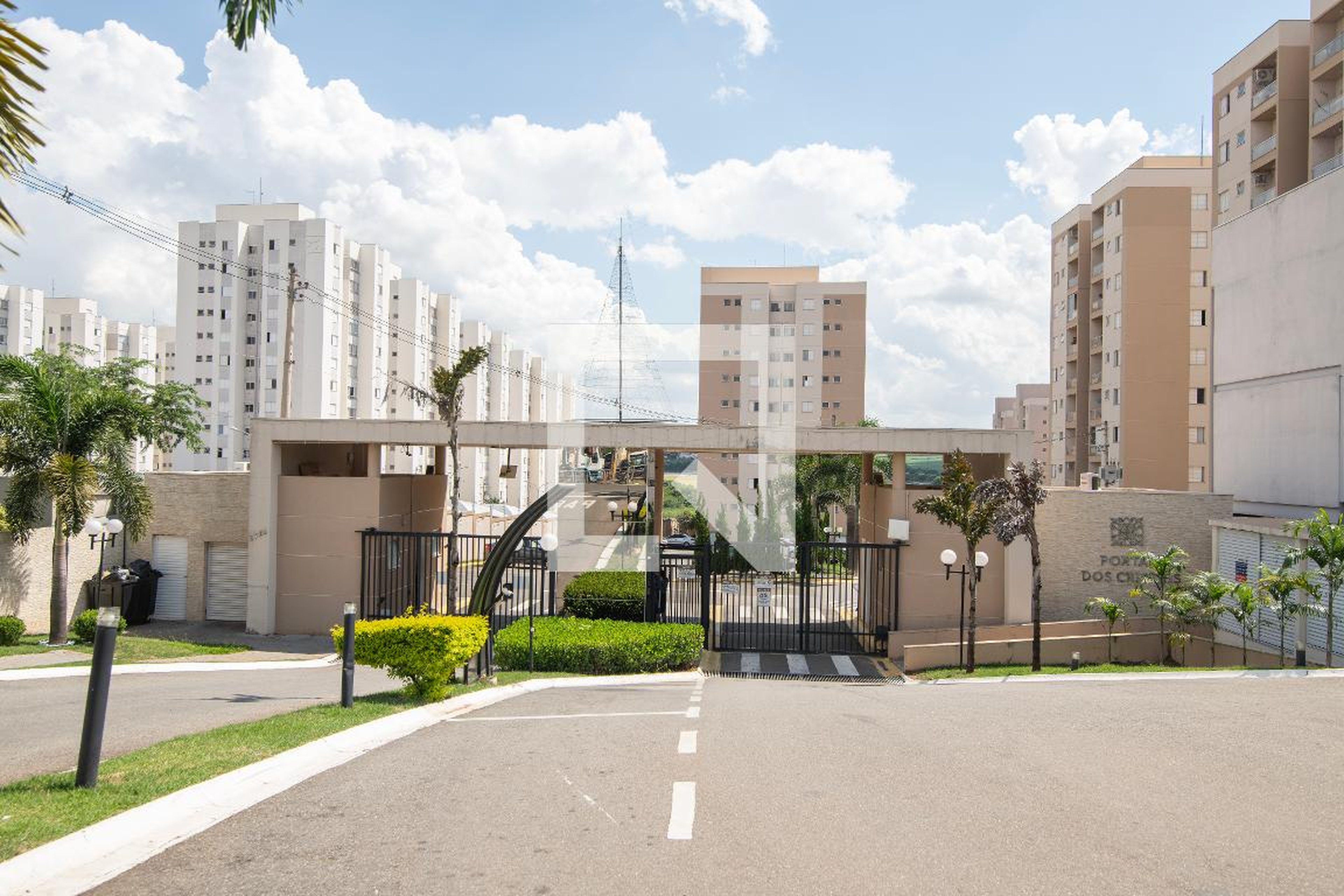 Fachada do Condomínio Condomínio Portal dos Cristais