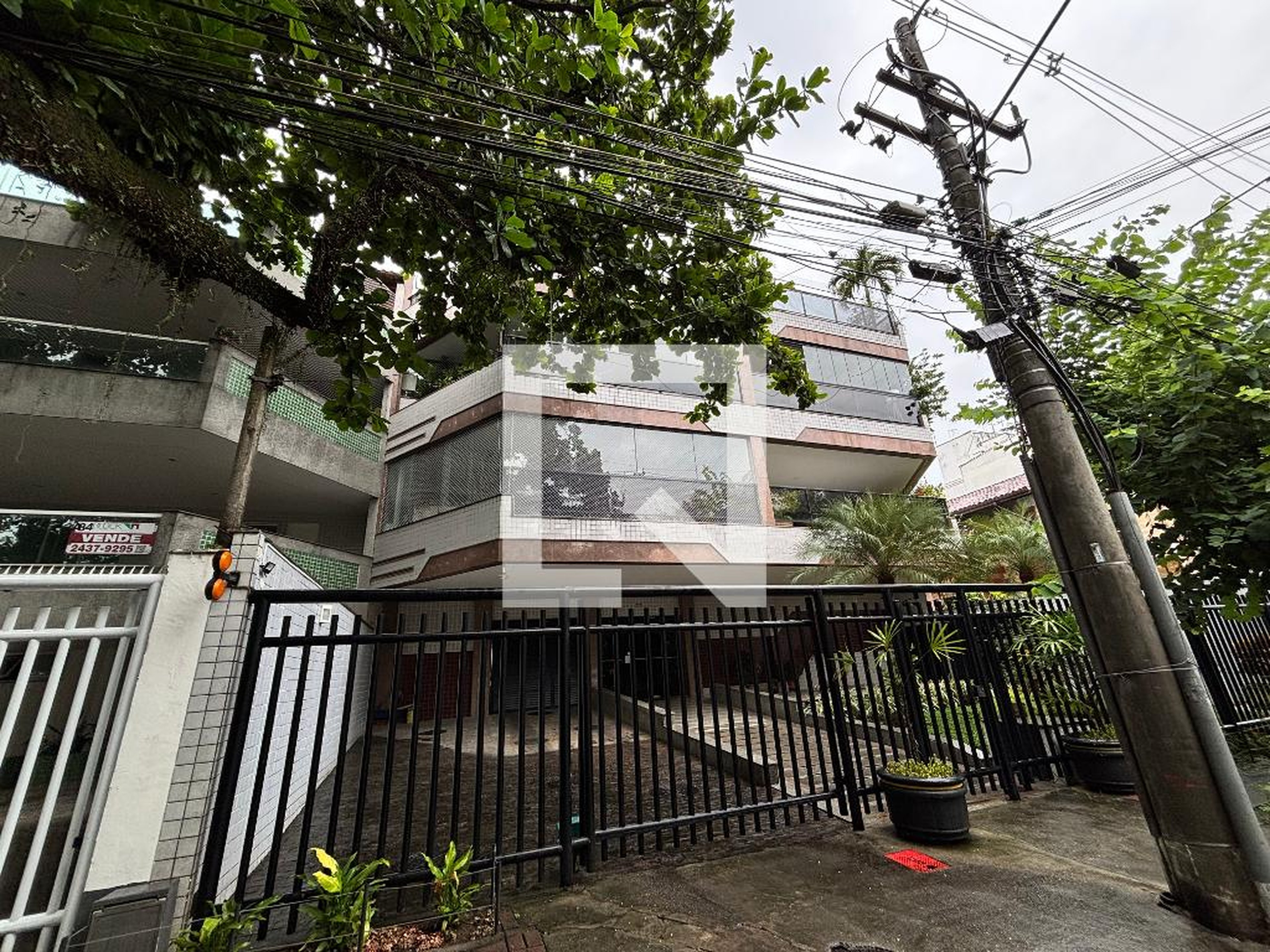 Fachada Condomínio em Rua Roberval Cordeiro de Farias, 77