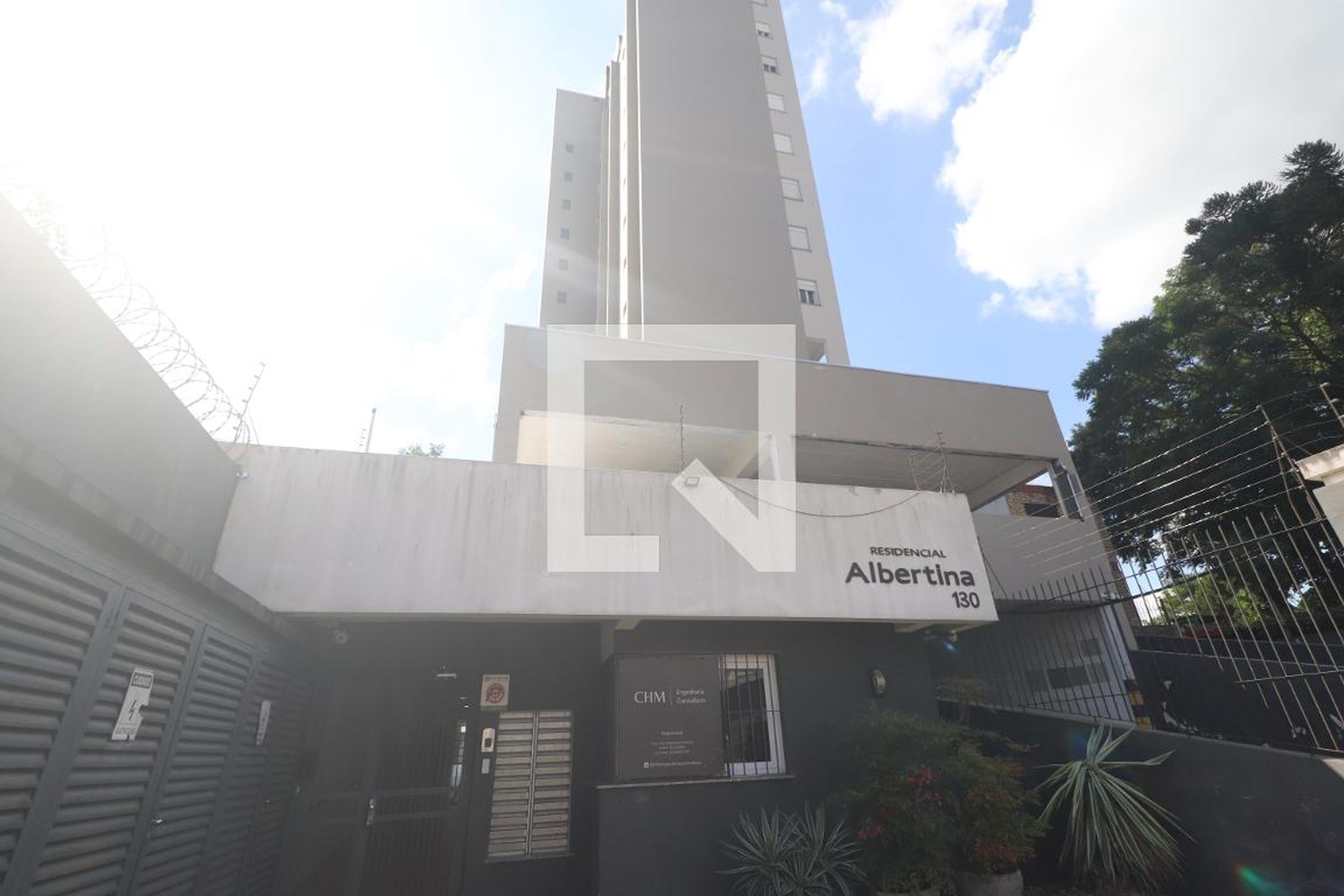 Fachada Condomínio em Rua Felipe Bernd, 130