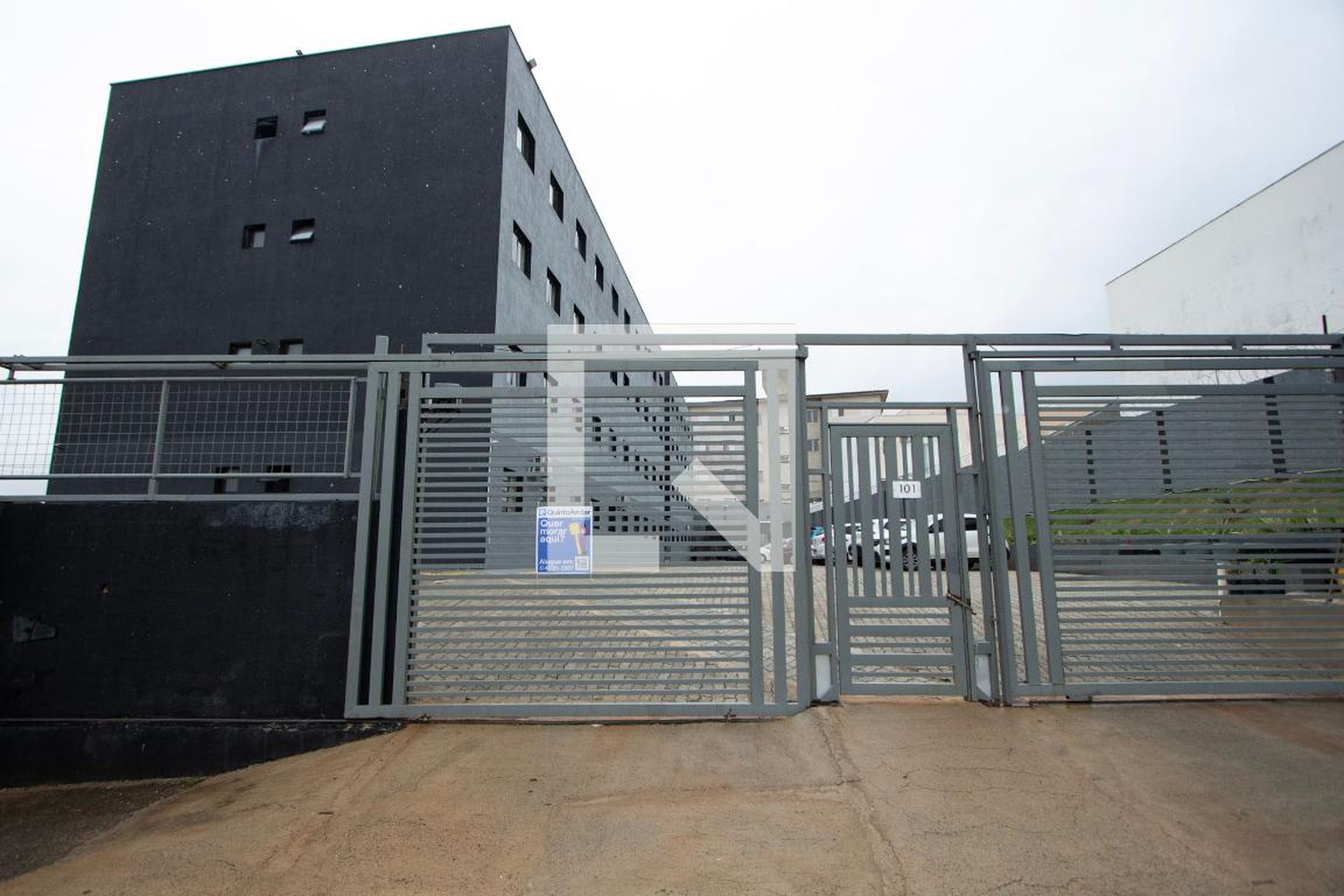 Fachada Condomínio em Rua Roberto Vieira Holtz, 101