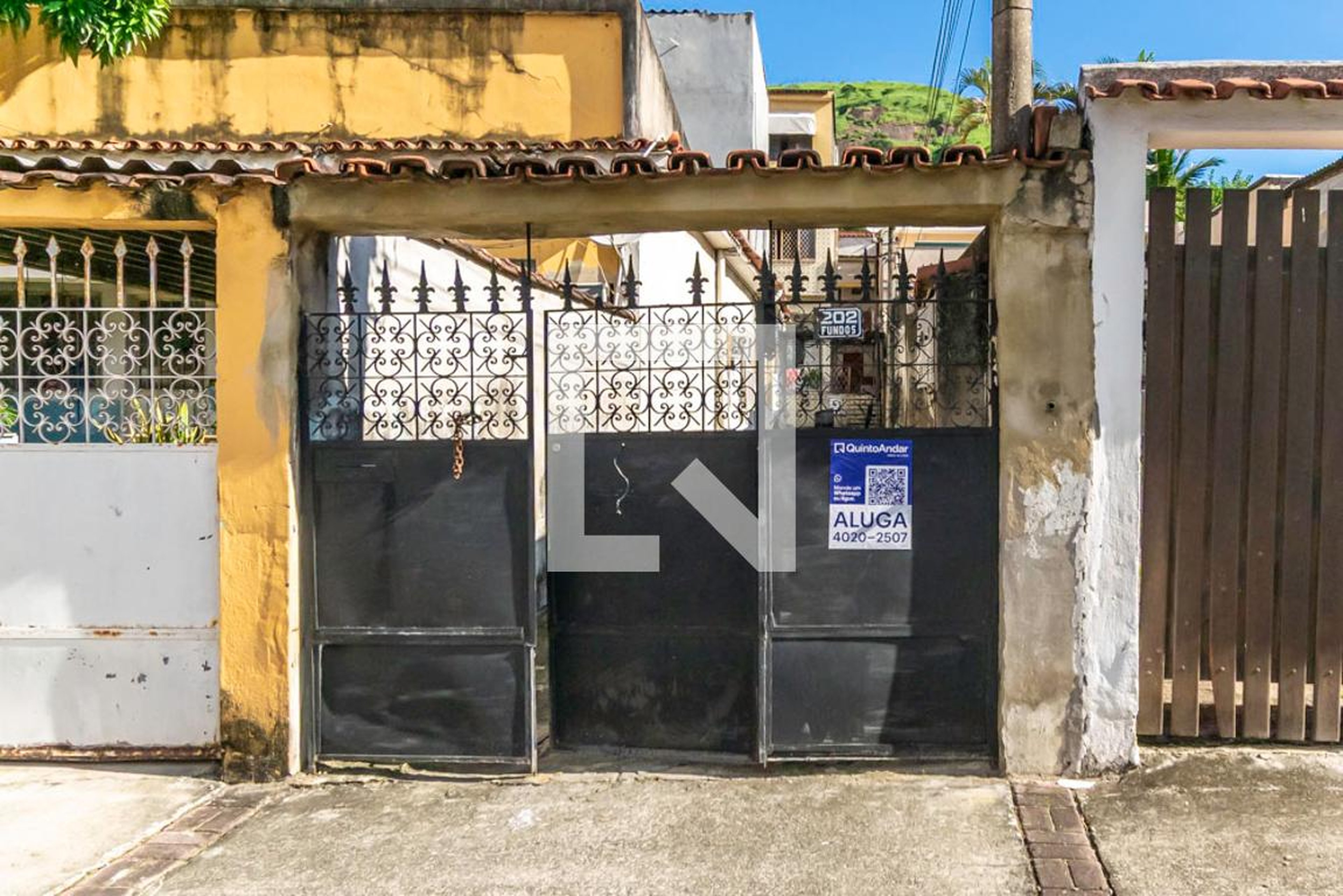 Fachada Condomínio em Rua Alice Freitas, 202