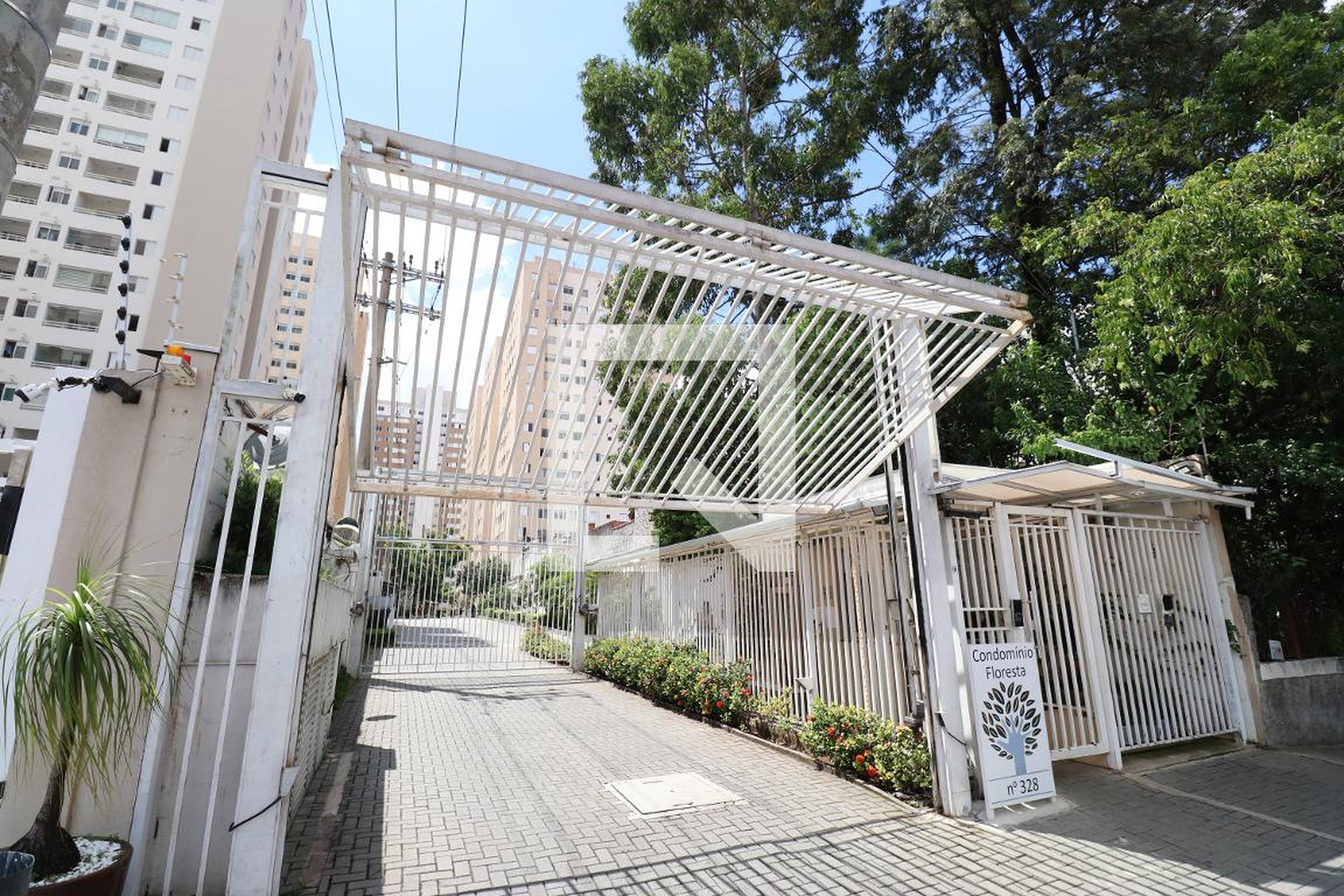 Fachada Condomínio em Rua Francisco Luiz de Souza Júnior, 238