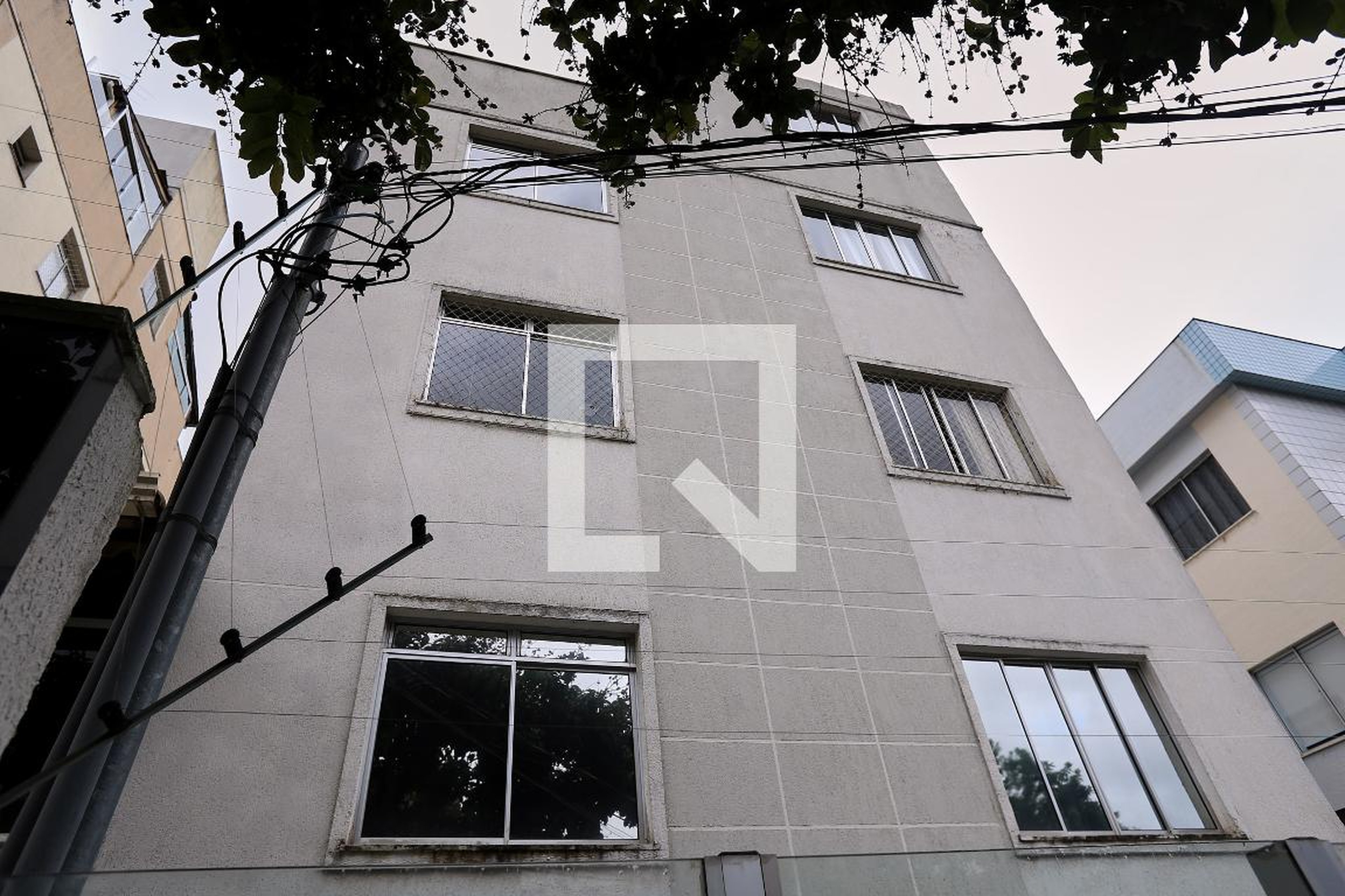 Fachada Condomínio em Rua Jornalista Theódulo Pereira, 43