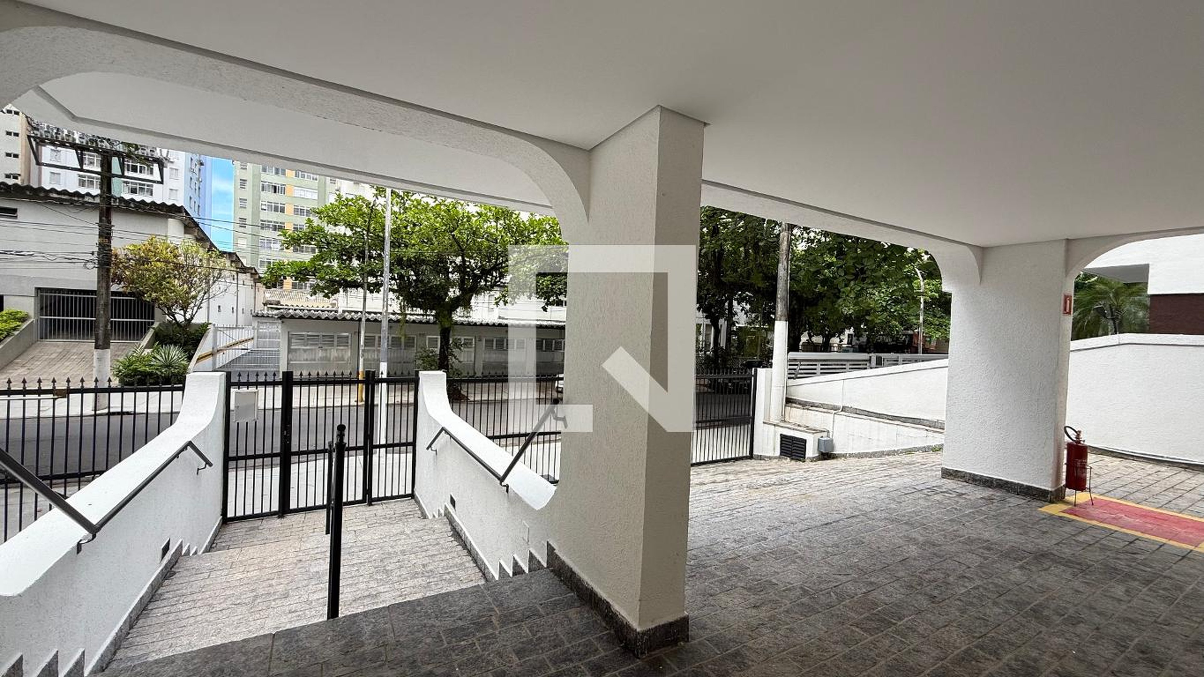 Fachada Condomínio em Rua Mario Ribeiro, 1328