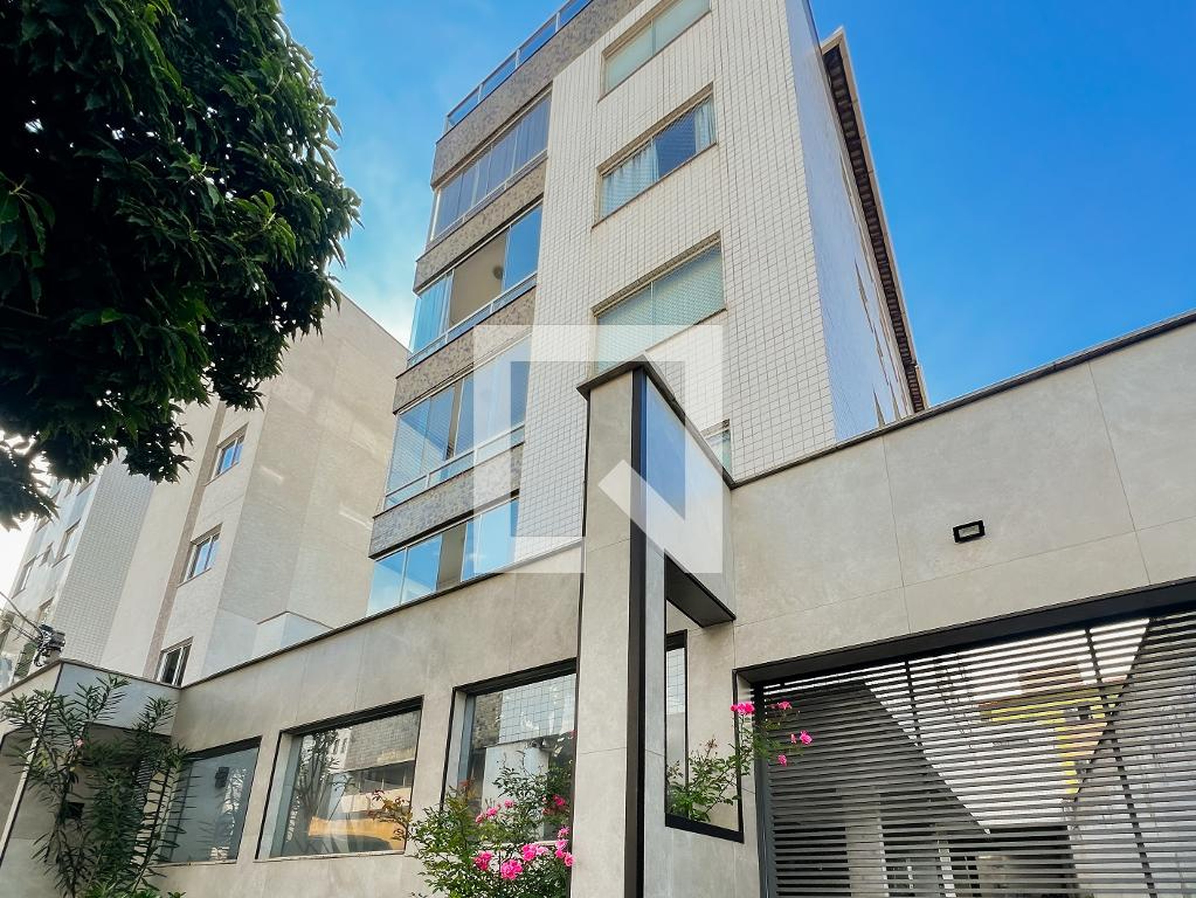 Fachada Condomínio em Rua Sinézio Moreira, 136