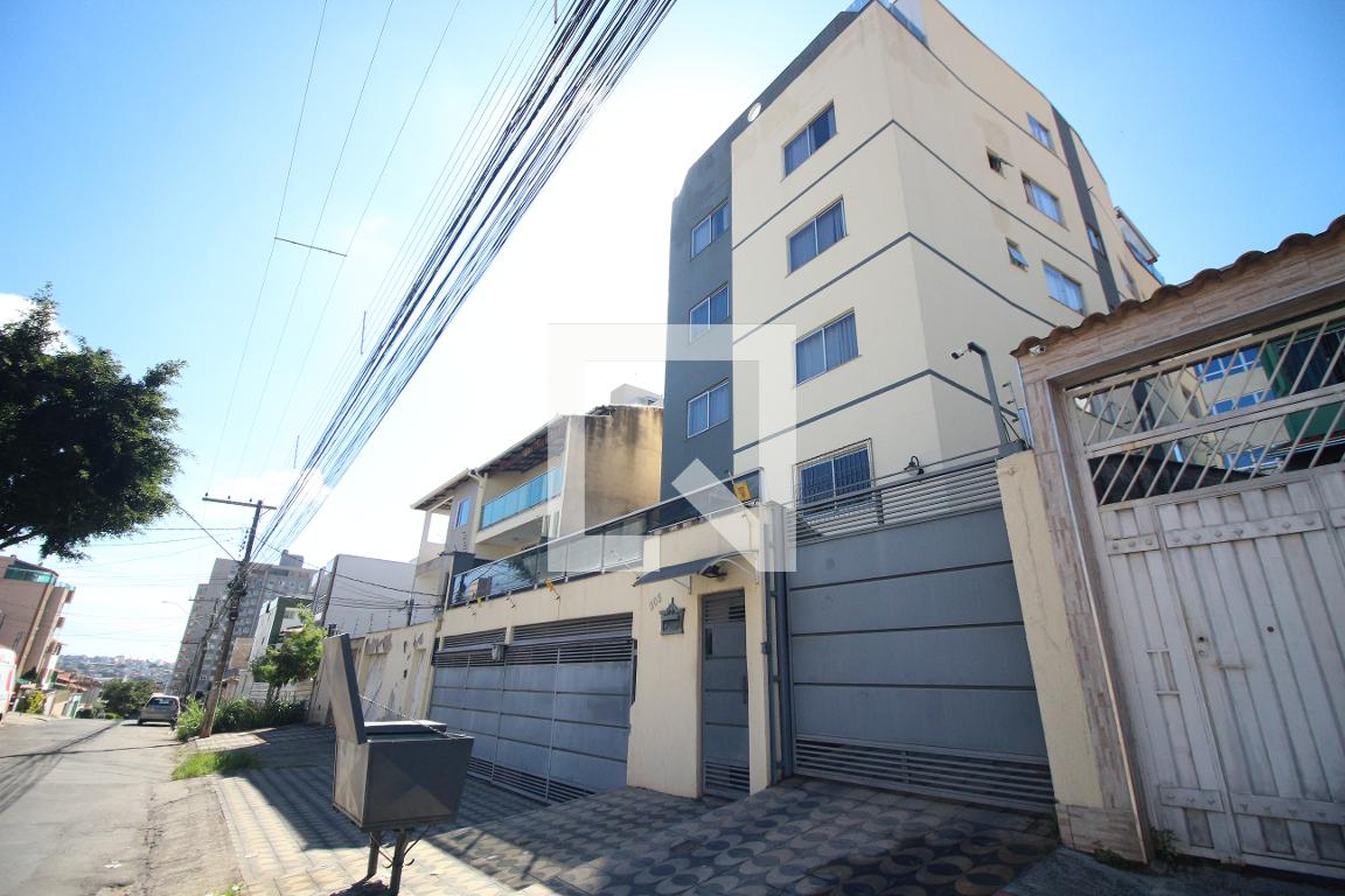 Fachada Condomínio em Rua Leônis, 203