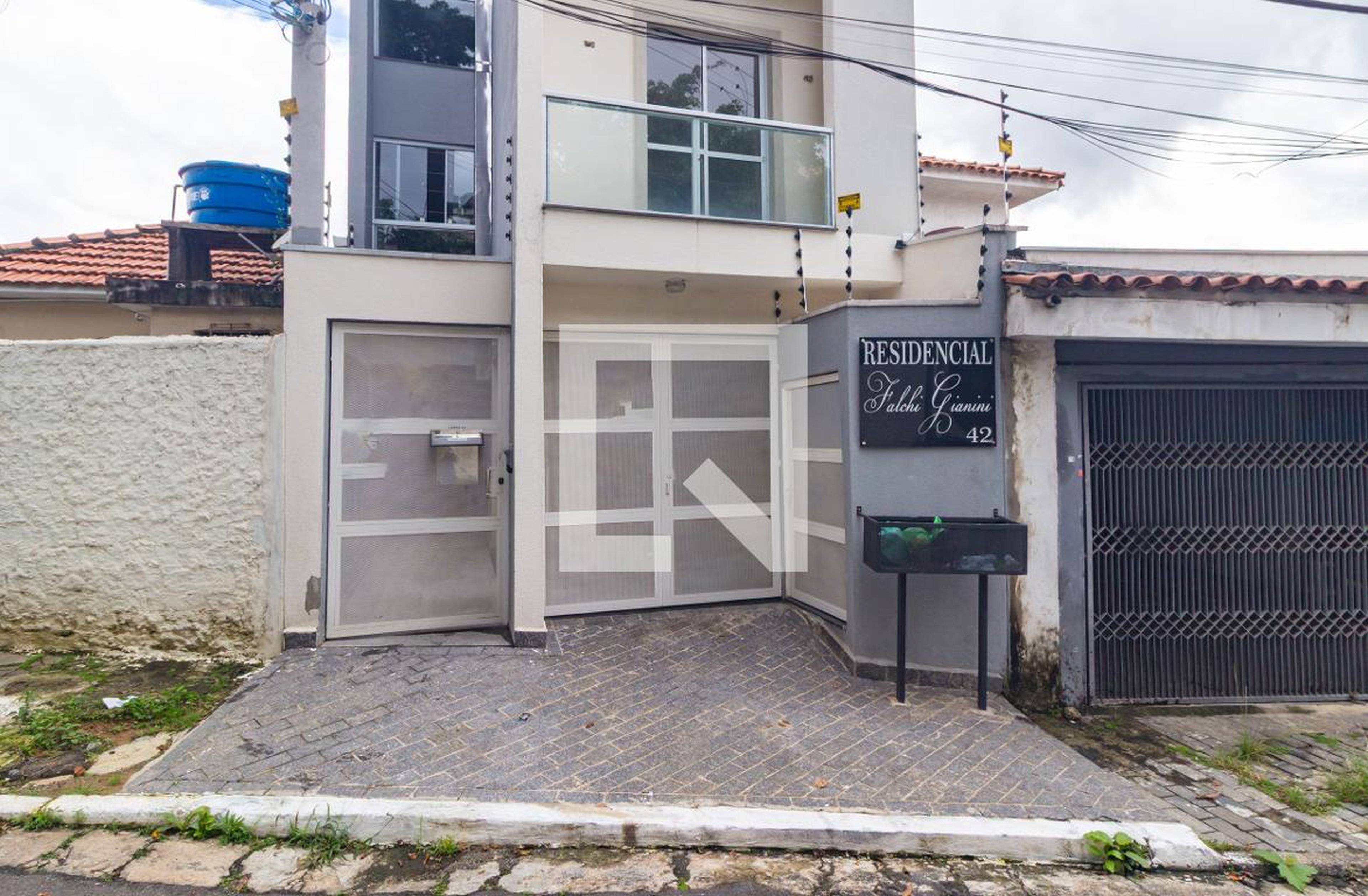 Fachada Condomínio em Rua Falchi Gianini, 42