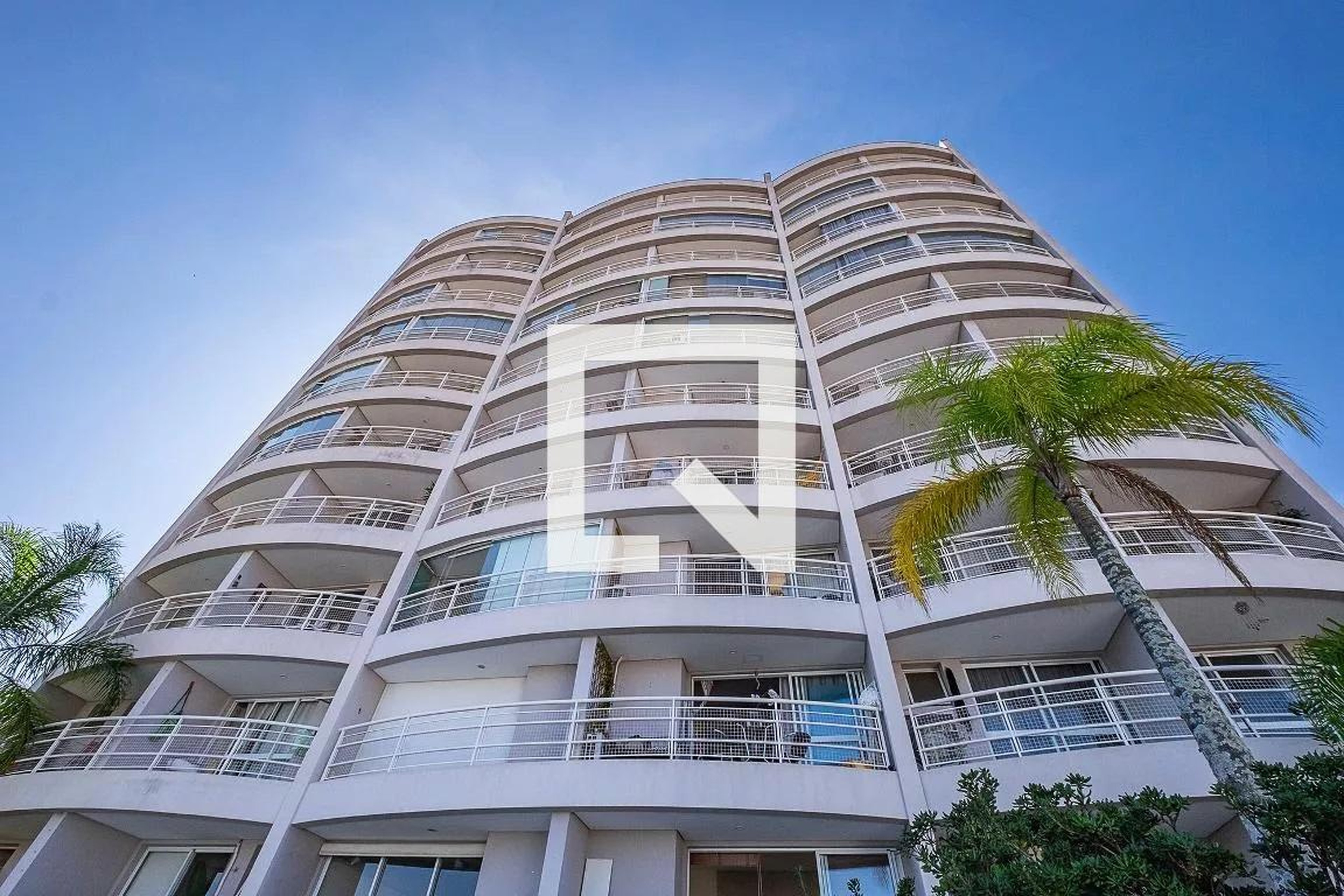 Fachada Condomínio em Rua Oscar Caravelas, 205