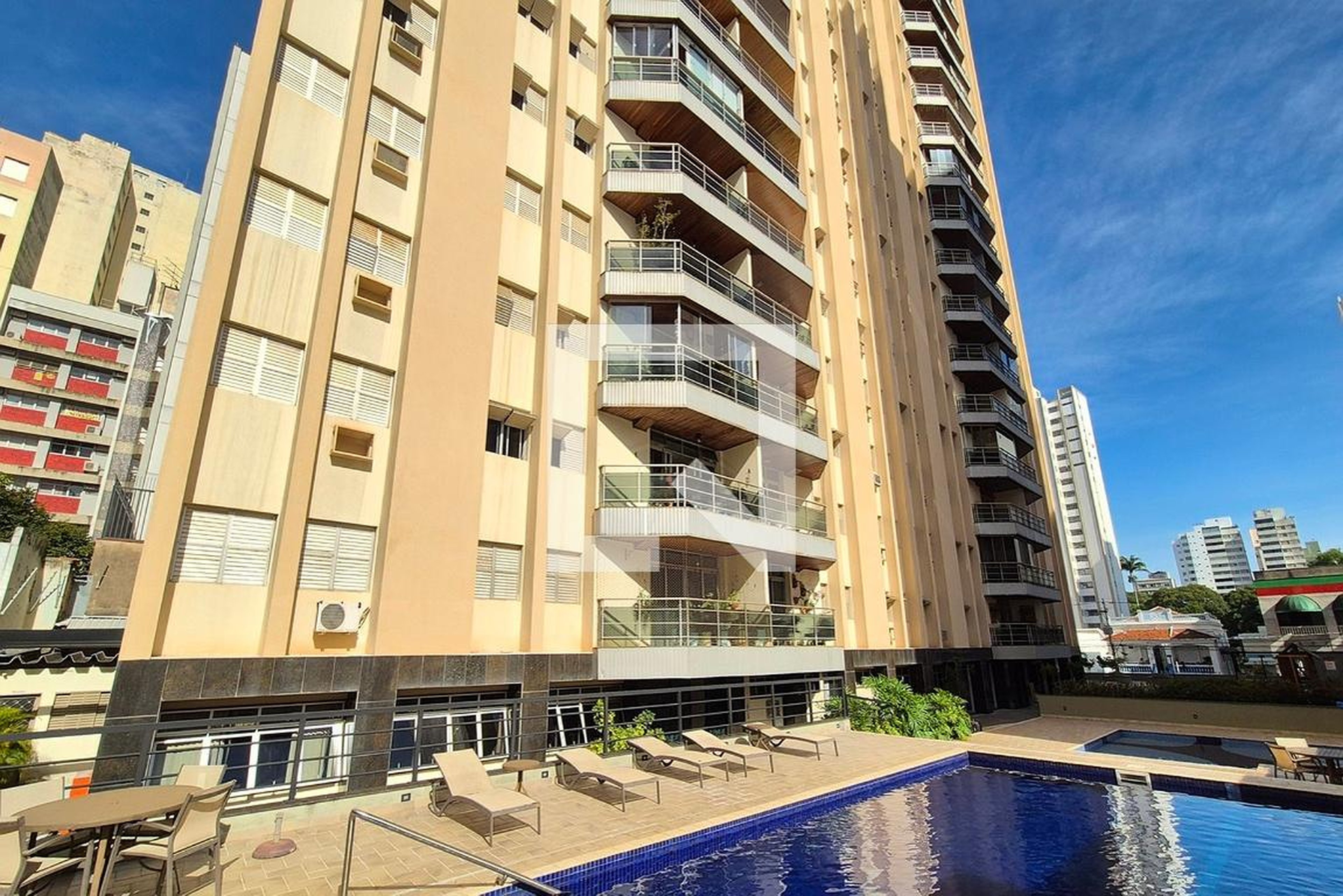 Fachada Condomínio em Rua Ferreira Penteado, 1338