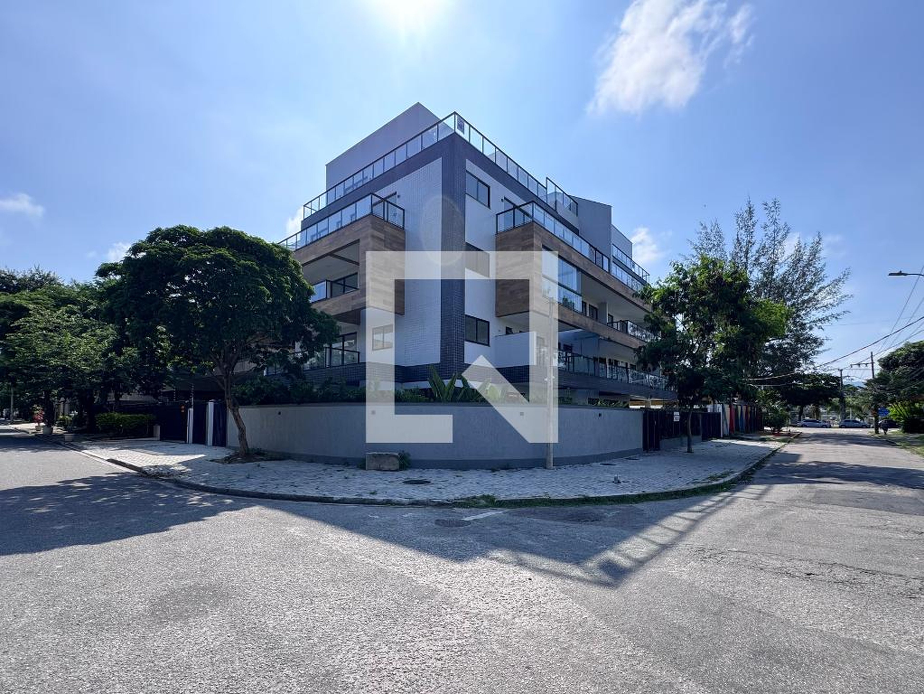 Fachada Condomínio em Rua Leiloeiro Ernani Mello, 375