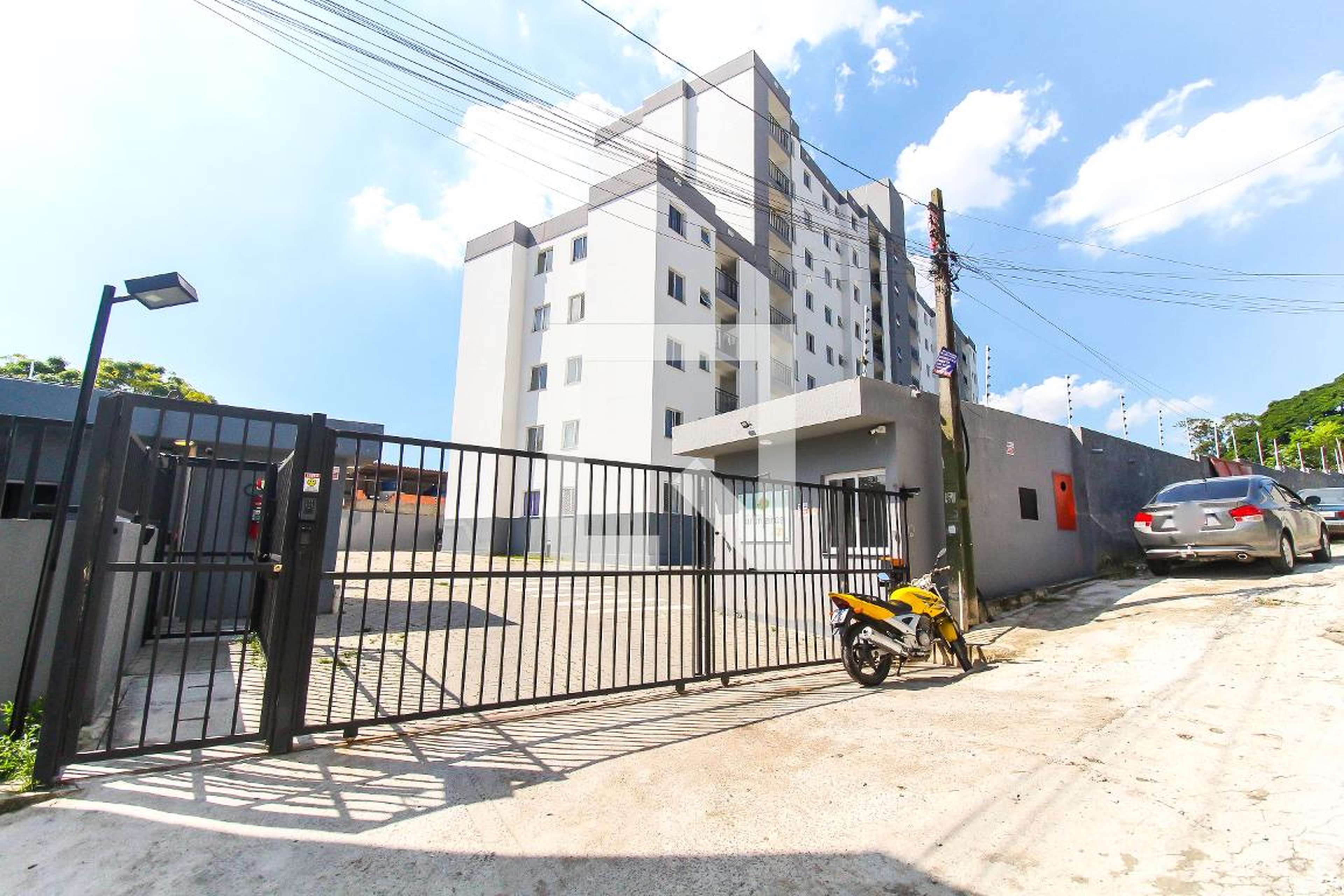 Fachada Condomínio em Rua Jorge Neto Falcão, 21