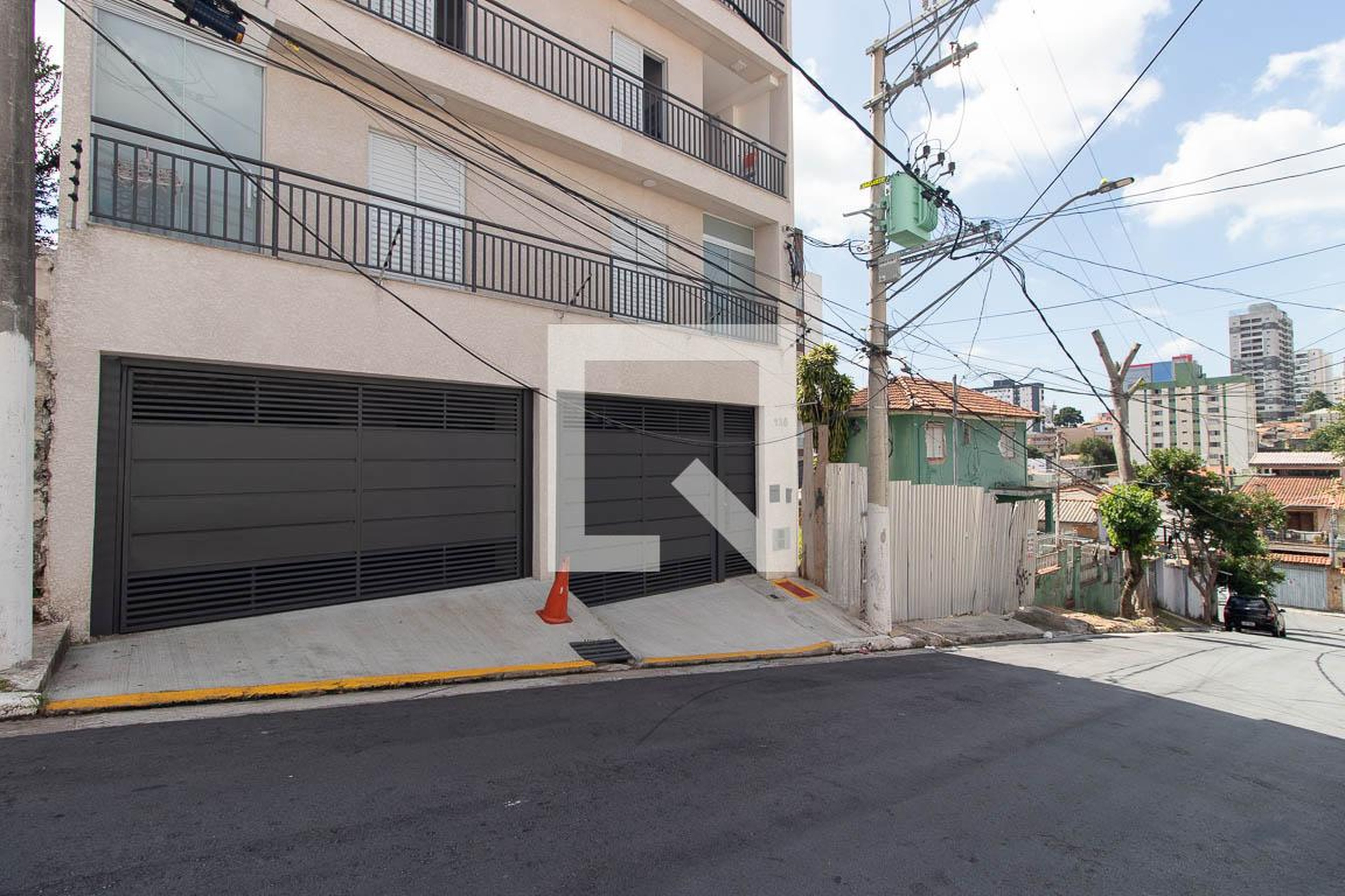 Fachada Condomínio em Rua Major Ari Gomes, 135