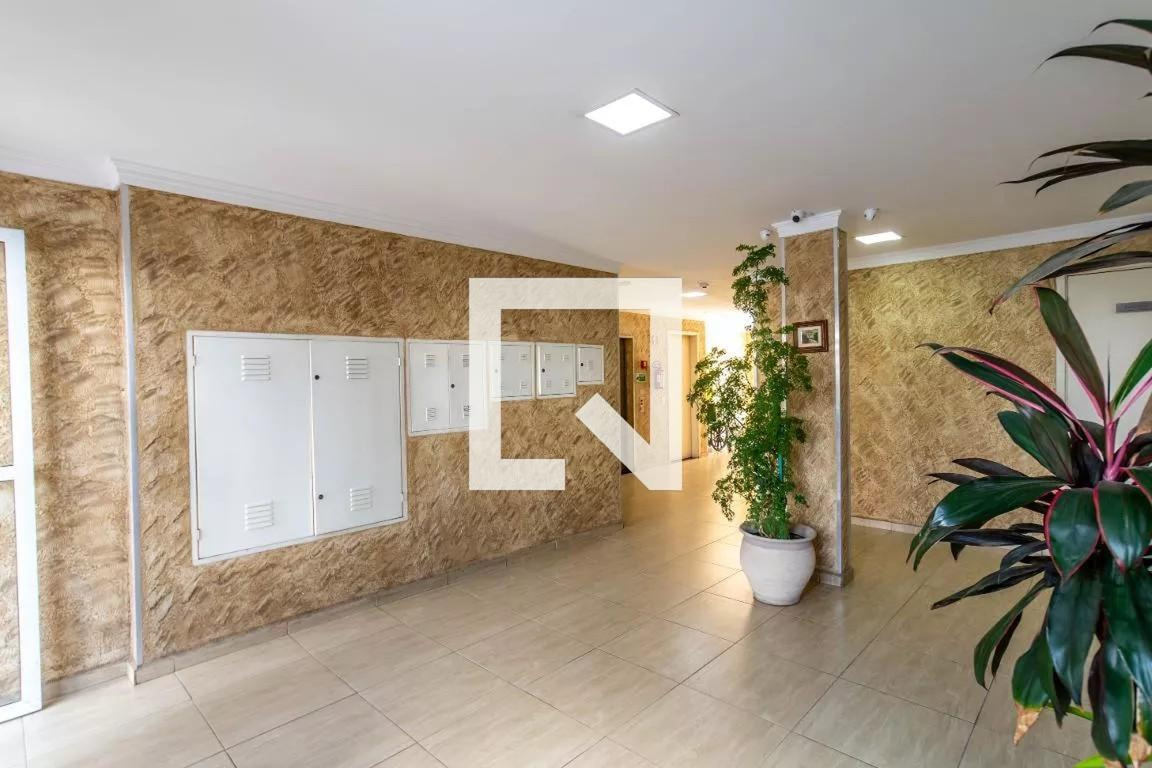 Hall de entrada Condomínio em Rua Córrego do Bom Jesus, 37