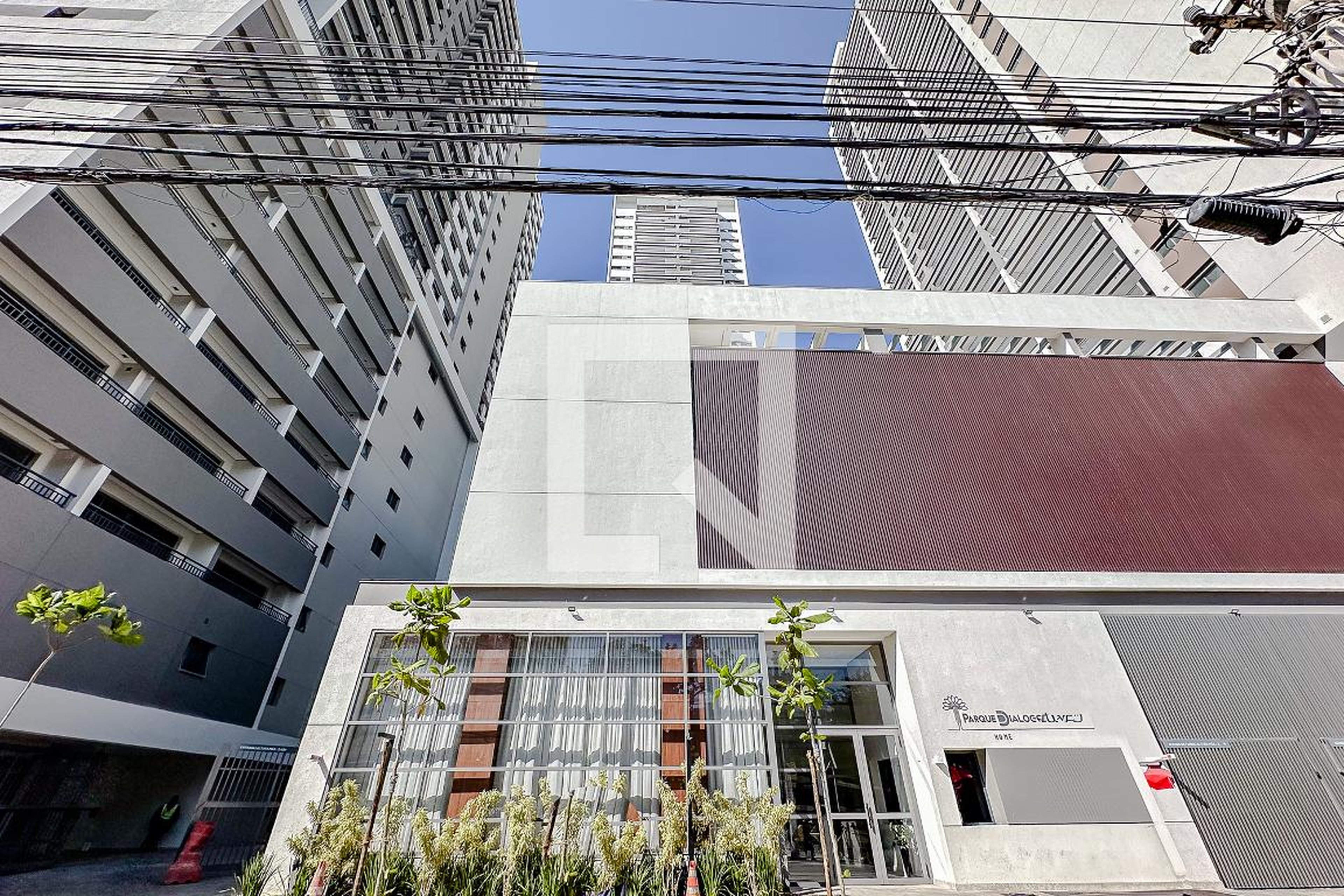 Fachada Condomínio em Rua Padre Adelino, 546