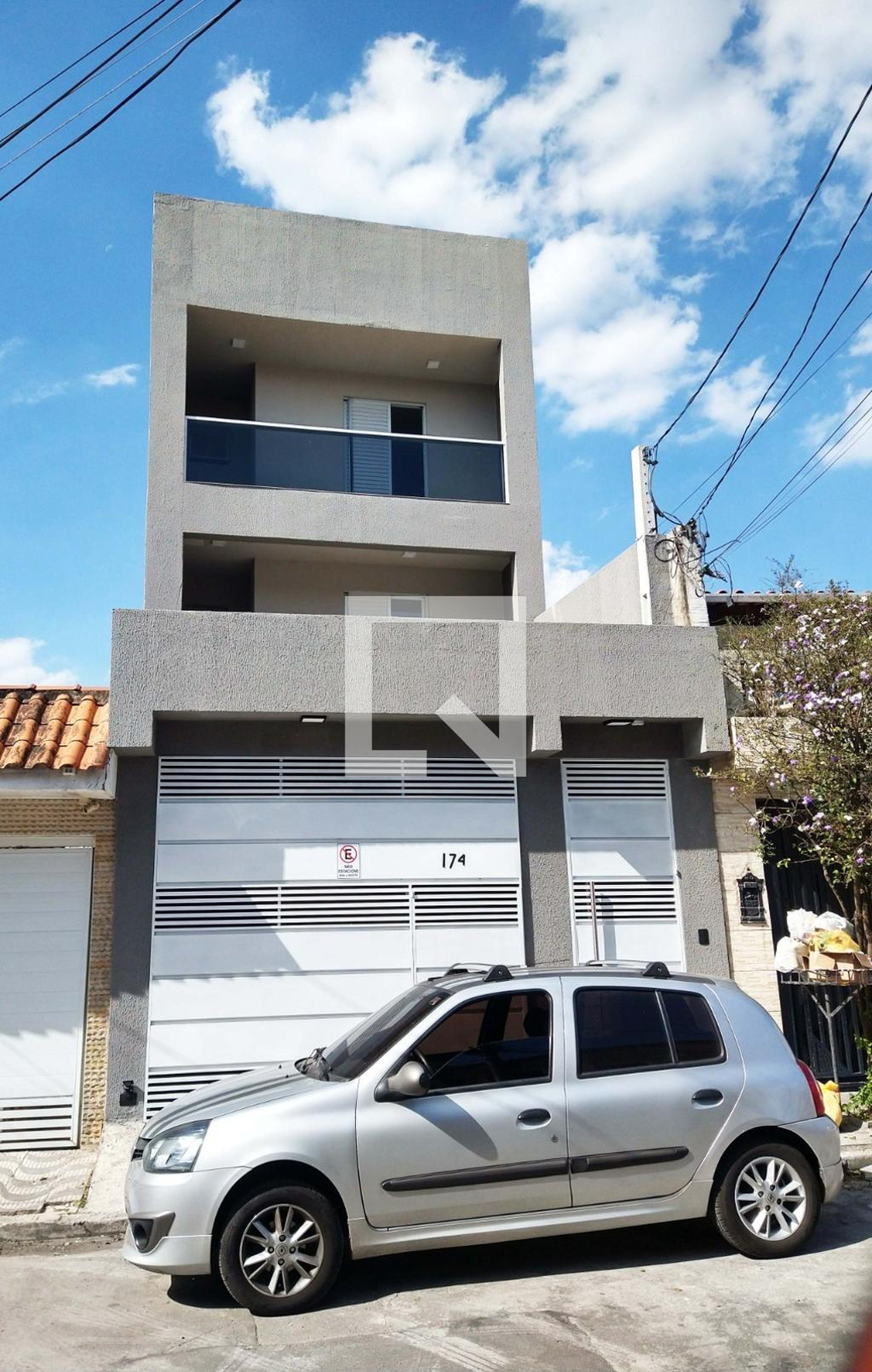 Fachada Condomínio em Rua Safira, 174