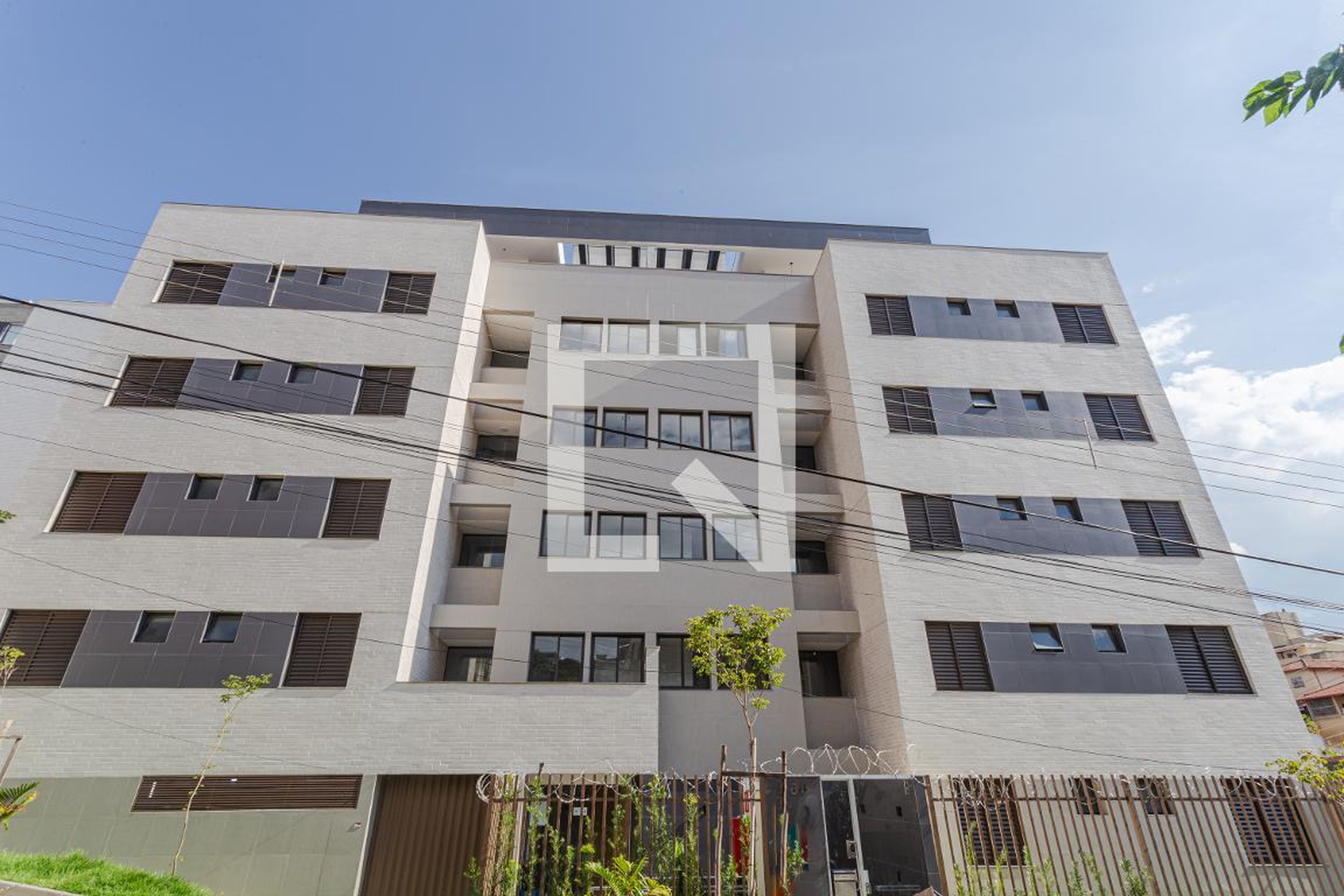 Fachada Condomínio em Rua Santa Bárbara, 566