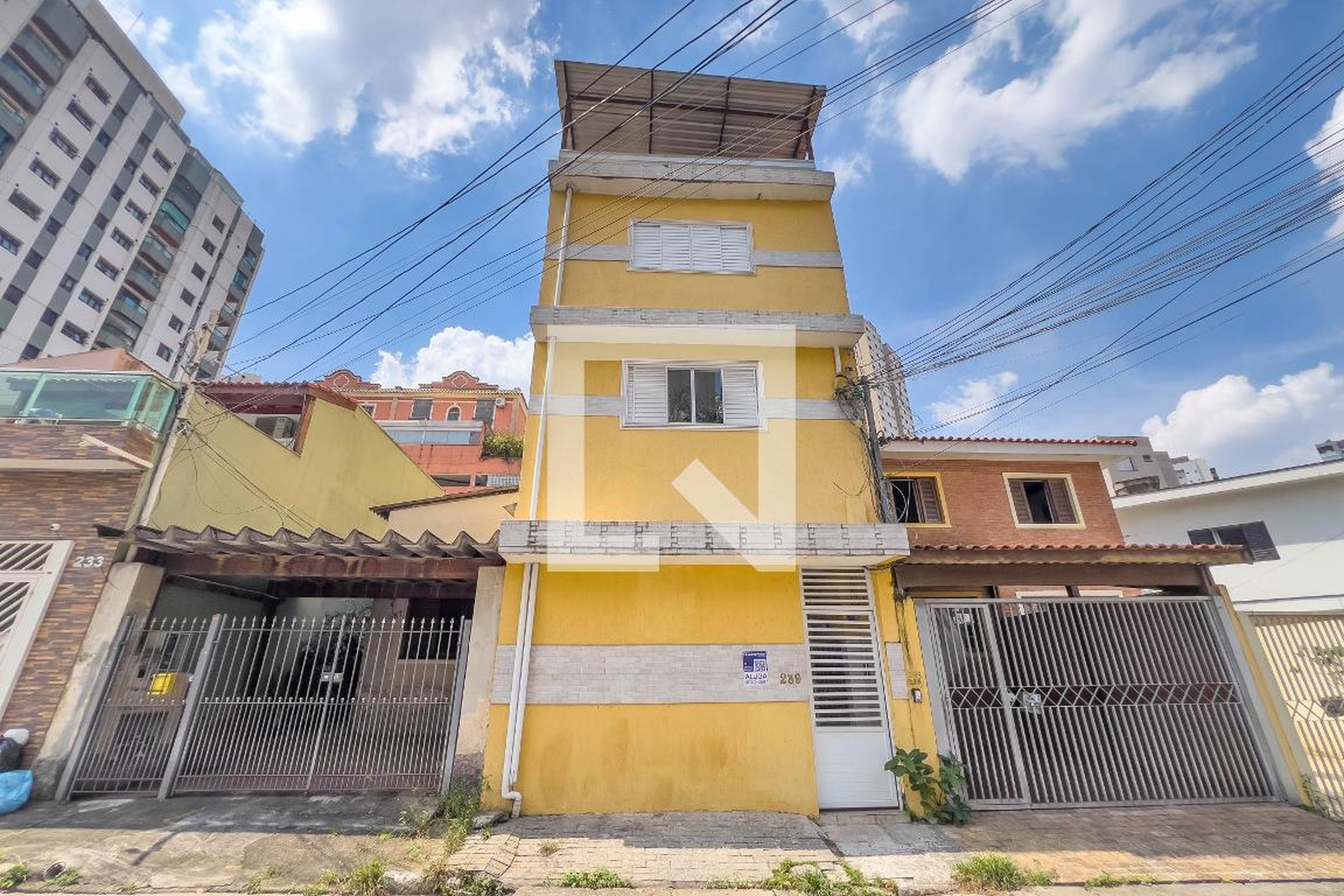 Fachada Condomínio em Rua Sabino, 239
