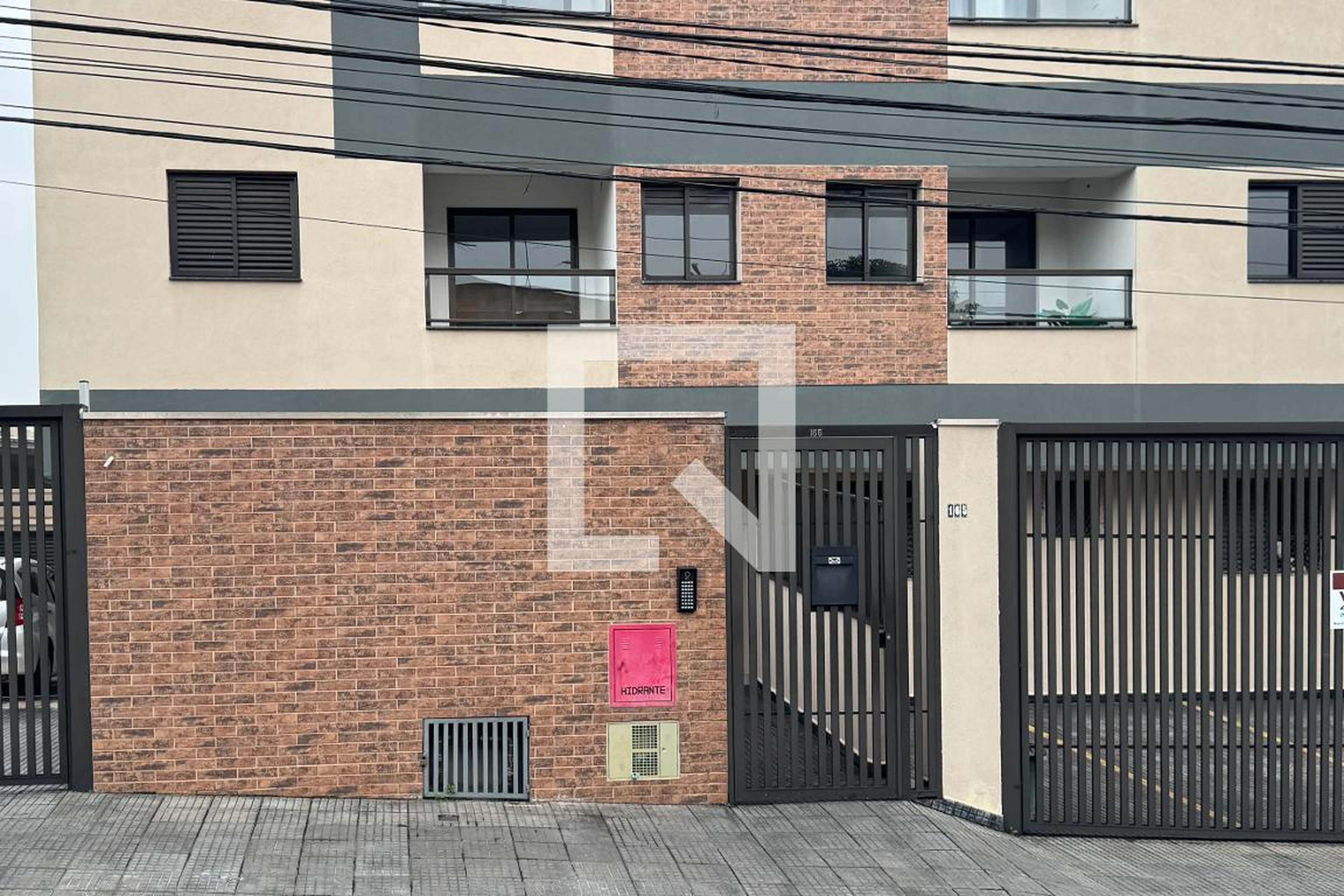 Fachada Condomínio em Rua Carlos Ayres, 169