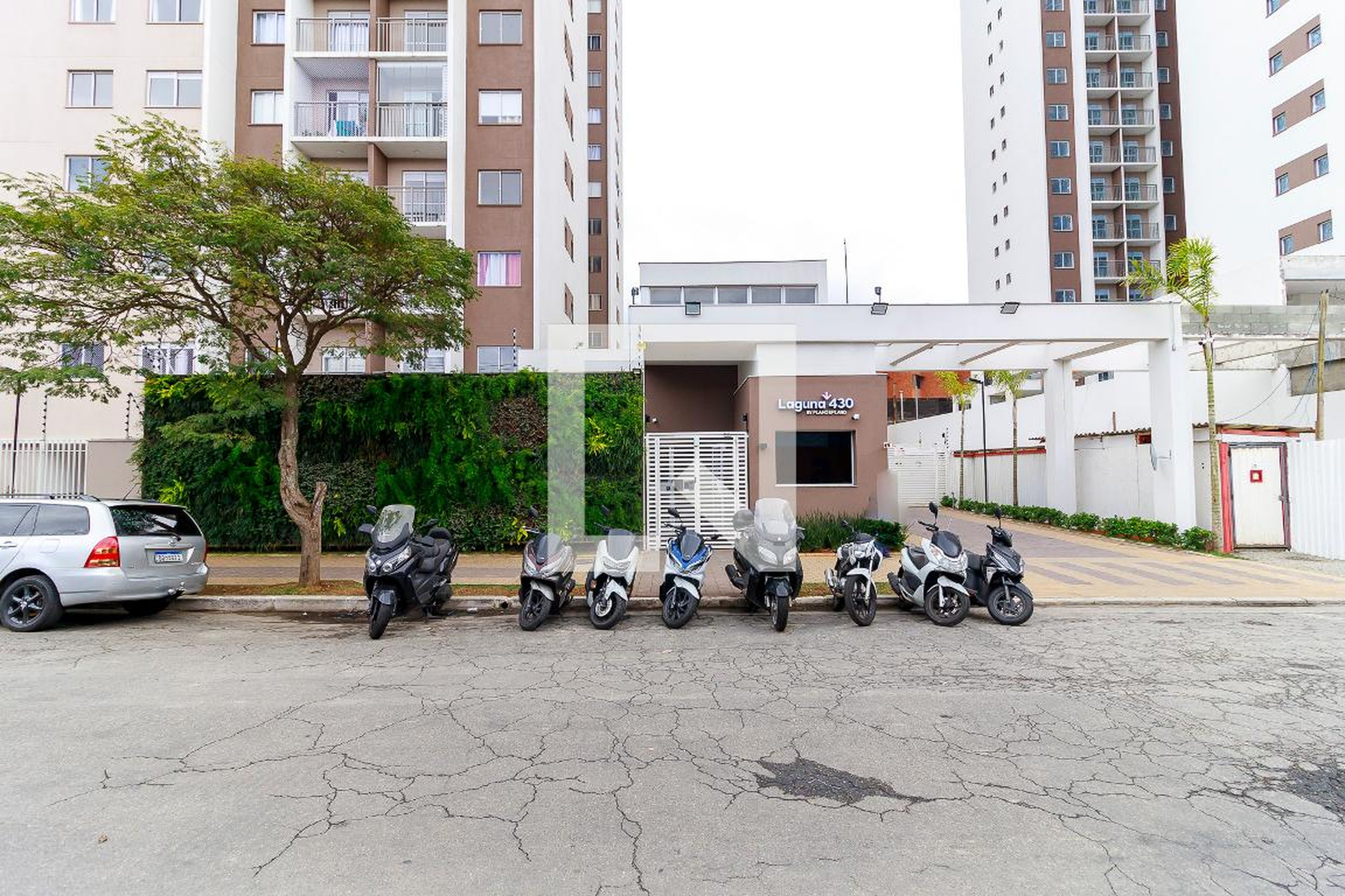 Fachada Condomínio em Rua Luiz Seráphico Júnior, 0