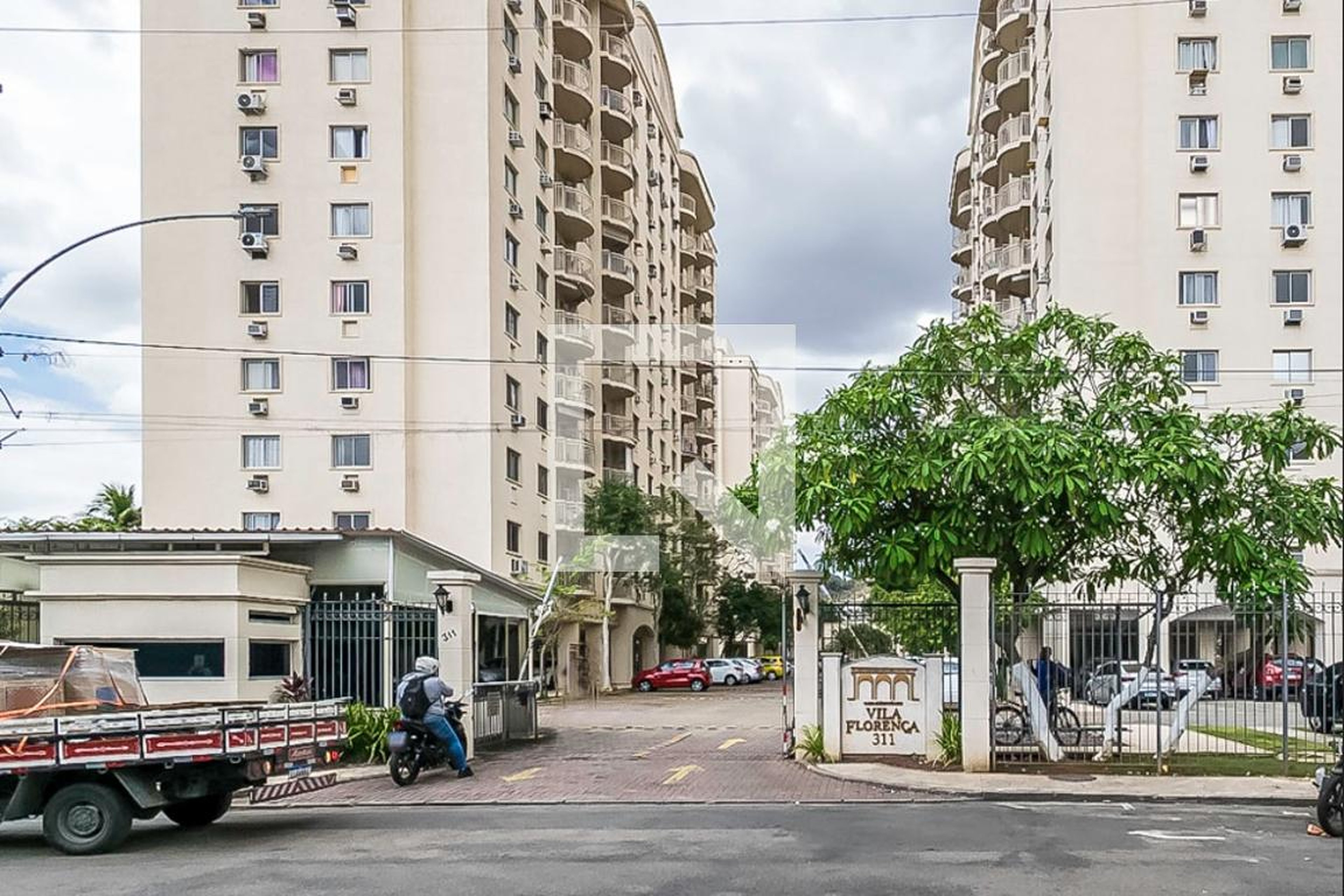 Fachada do Condomínio Condomínio Vila Florença