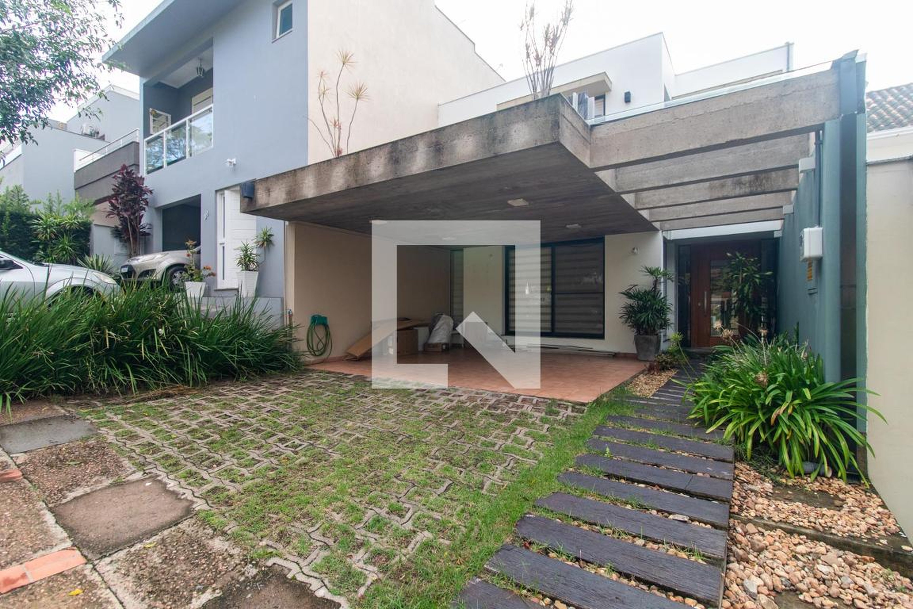 Fachada Condomínio em Rua Adriano Pereira da Silva, 290