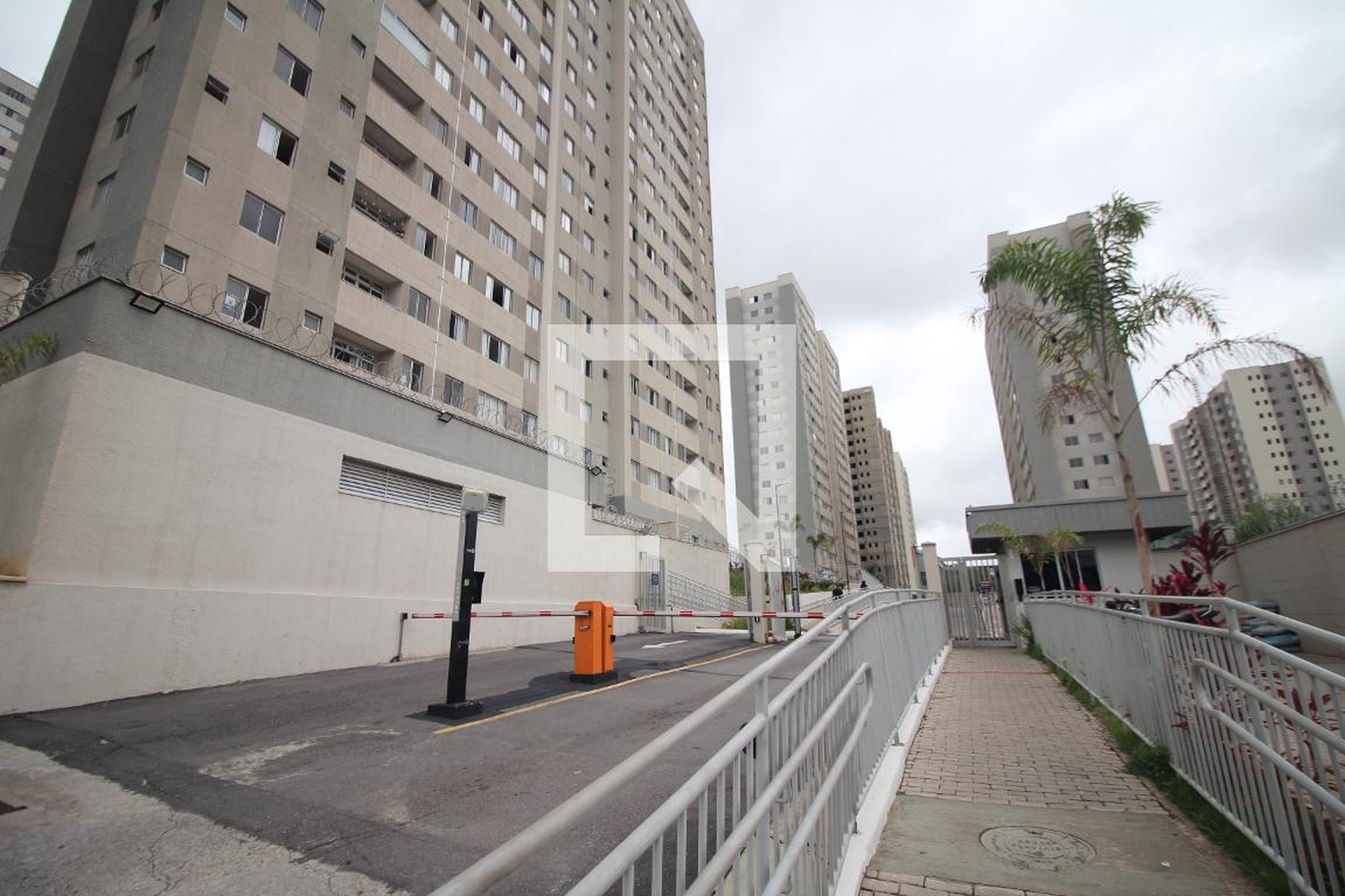 Fachada Condomínio em Avenida Cristal, 100