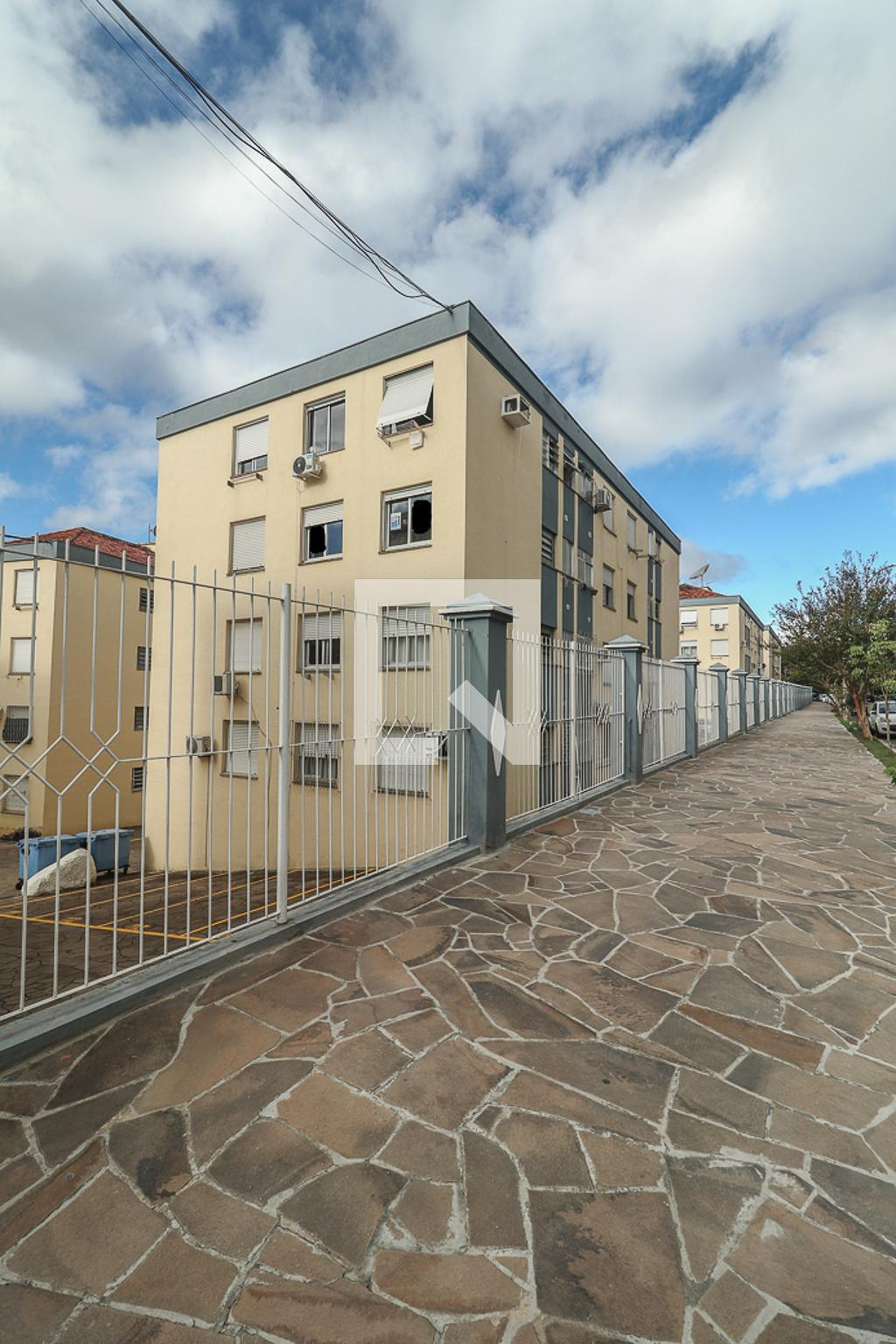 Fachada Condomínio em Rua Cipó, 585