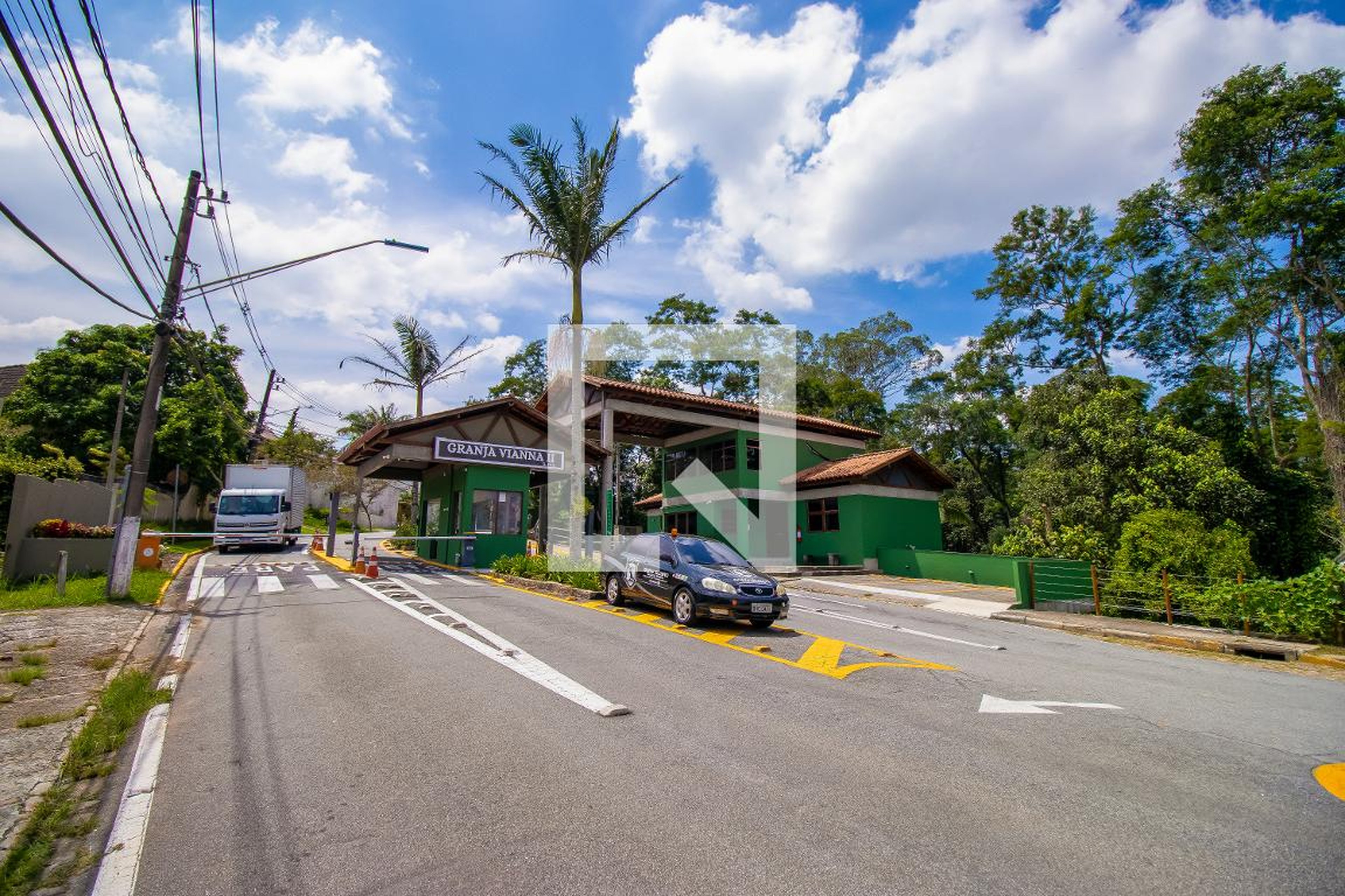 Fachada do condomínio Condomínio em Avenida Água Fria, 57