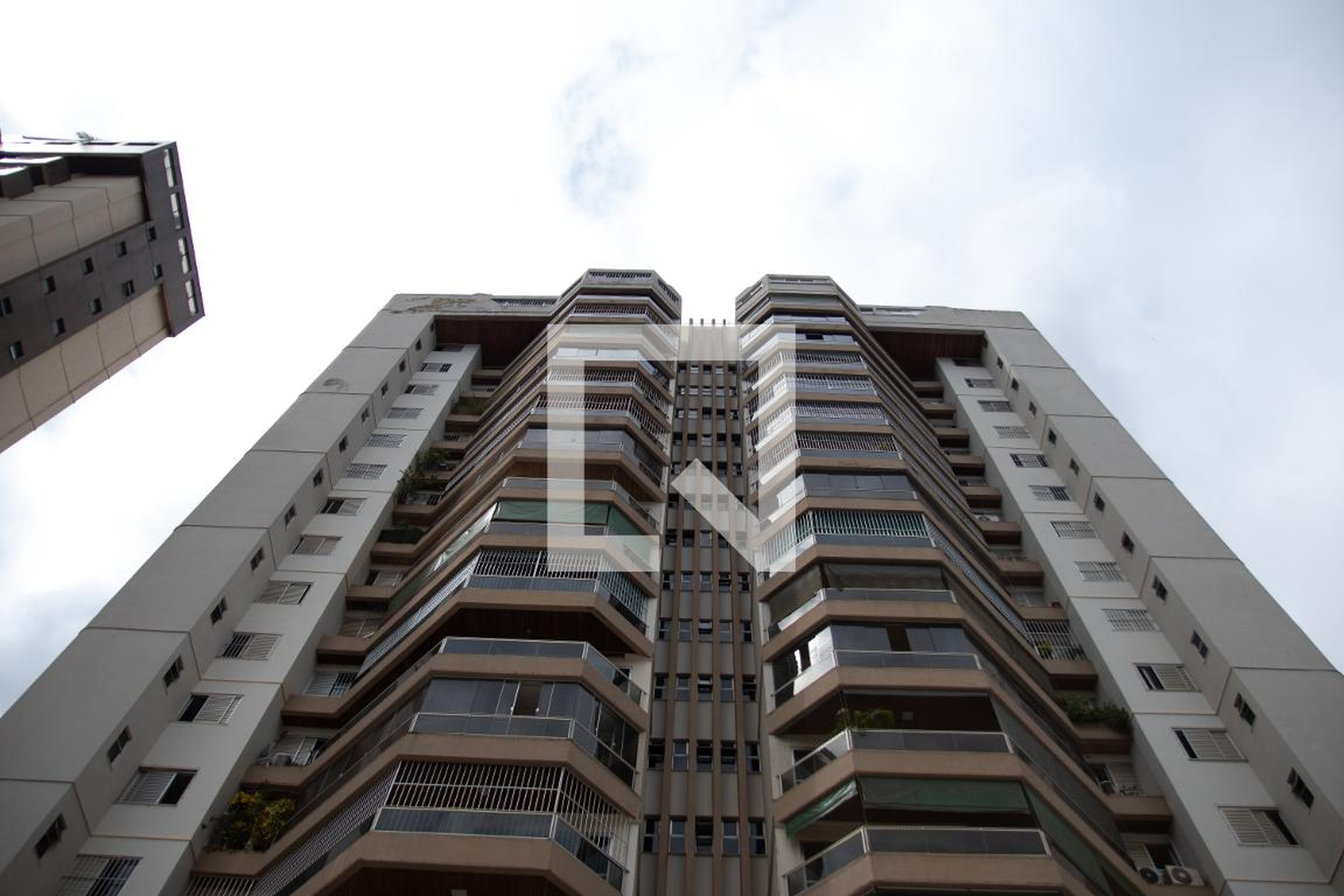 Fachada Condomínio em Rua 16-A, 667