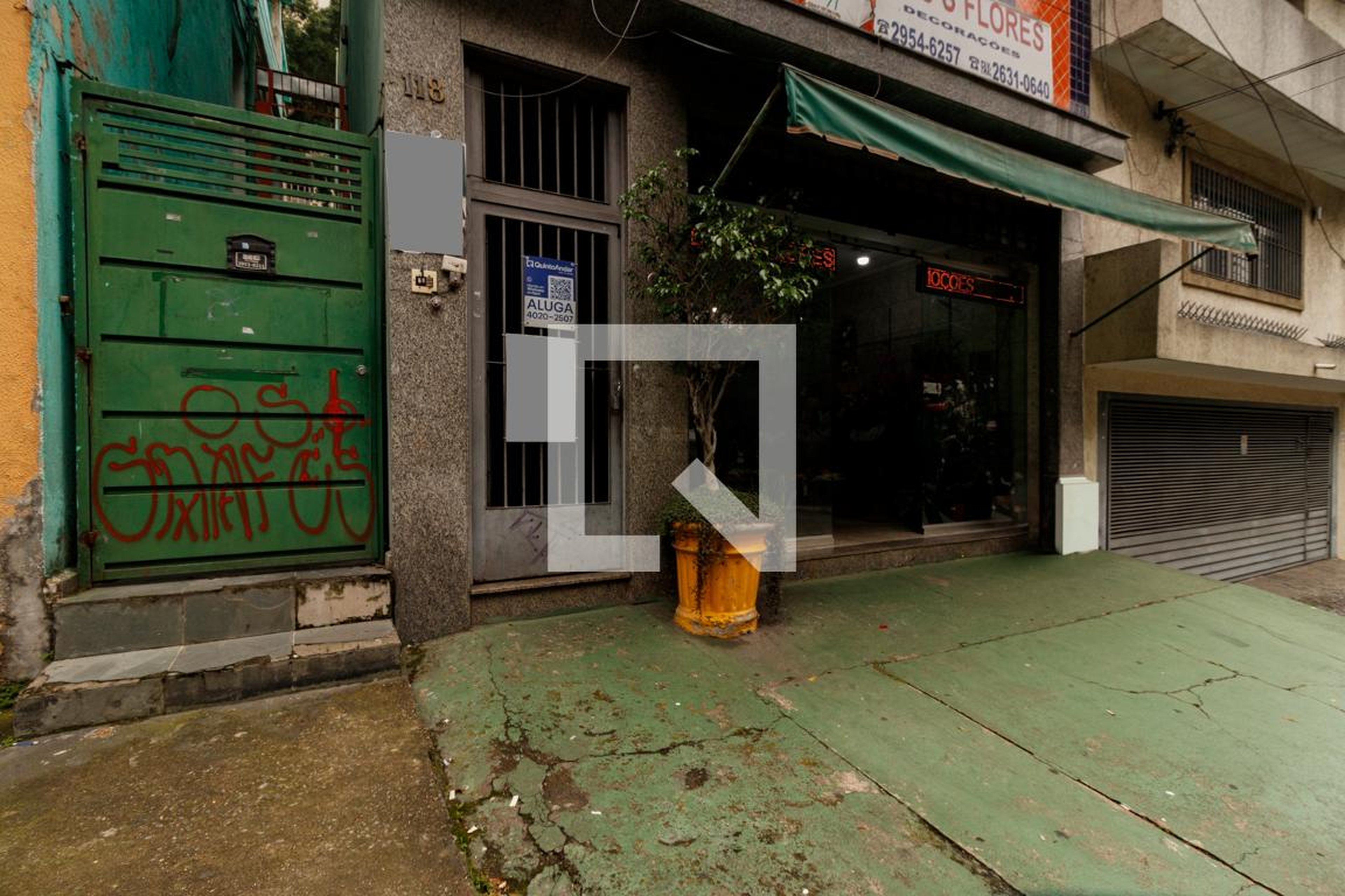 Fachada Condomínio em Rua Mere Amédea, 118