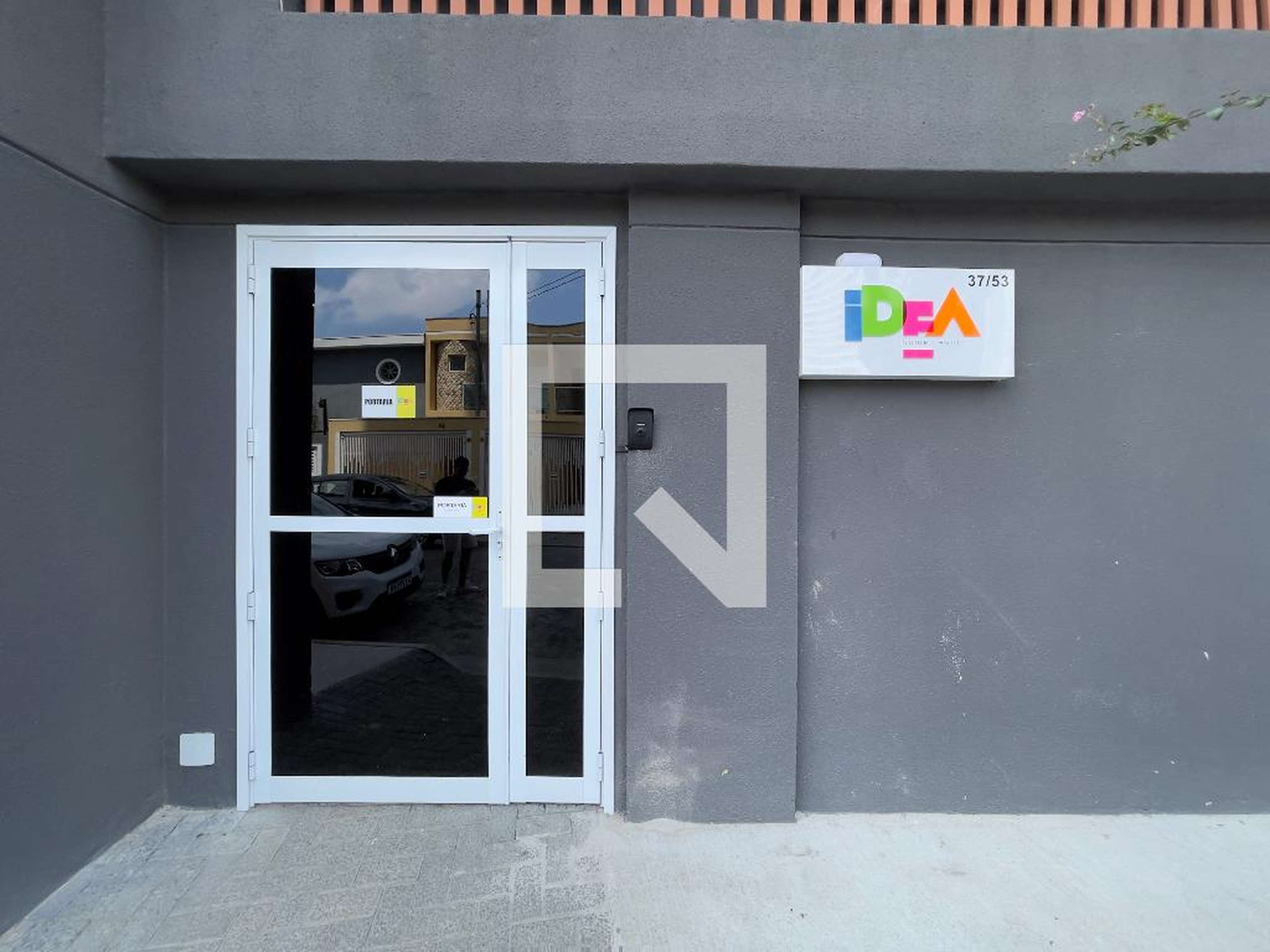 Fachada Condomínio em Rua Adriano Cintra, 8