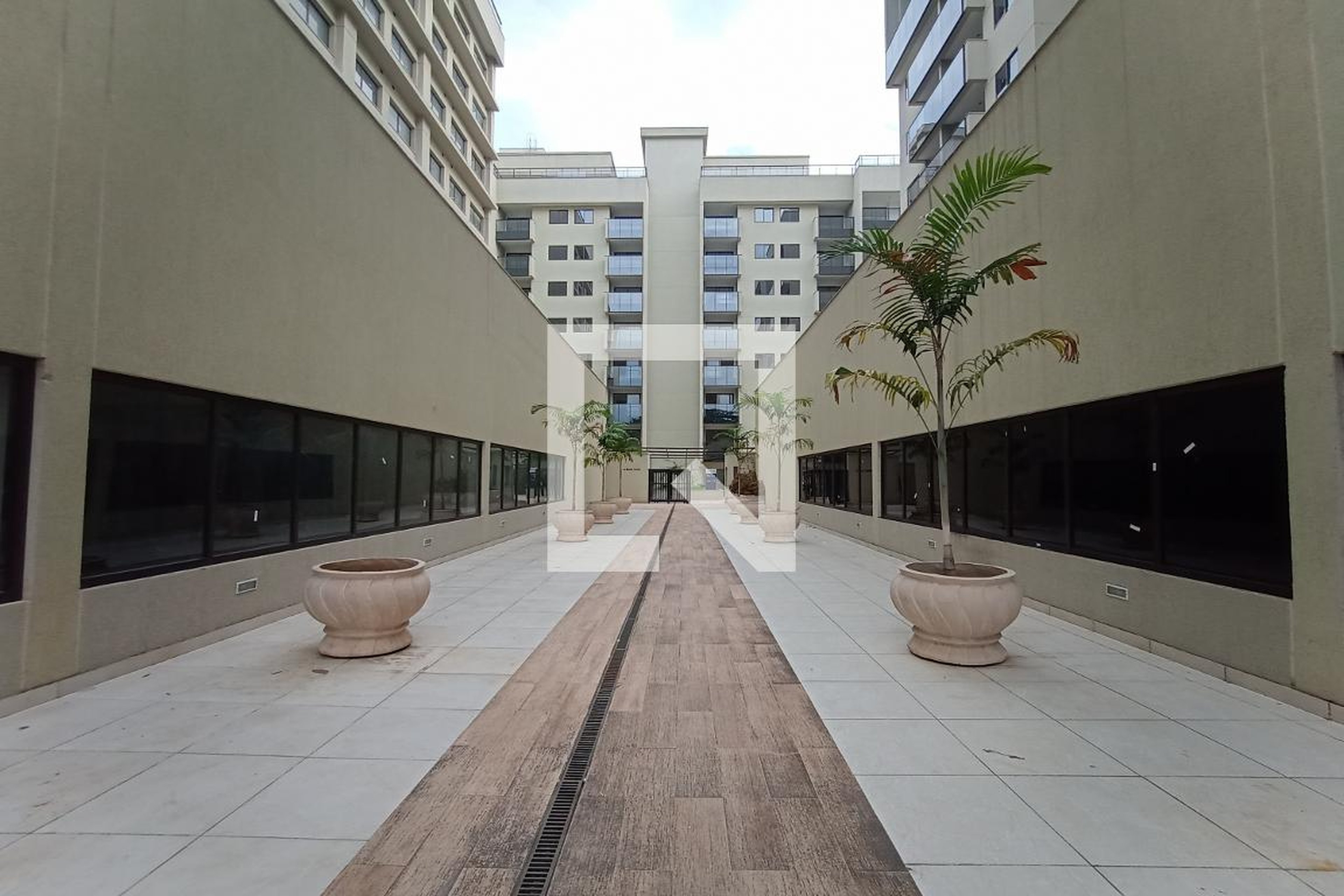 Fachada do condomínio Condomínio Genesis Apartments Business & Services