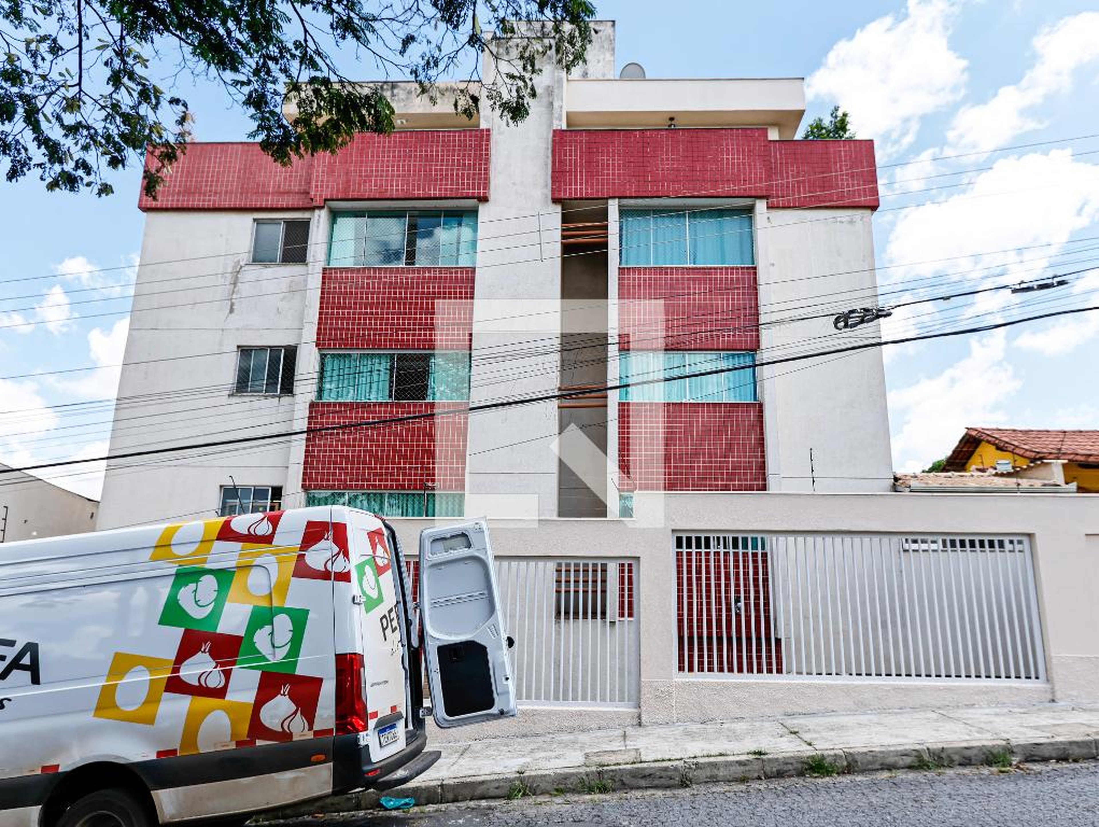 Fachada Condomínio em Rua Estrela da Esperança, 46