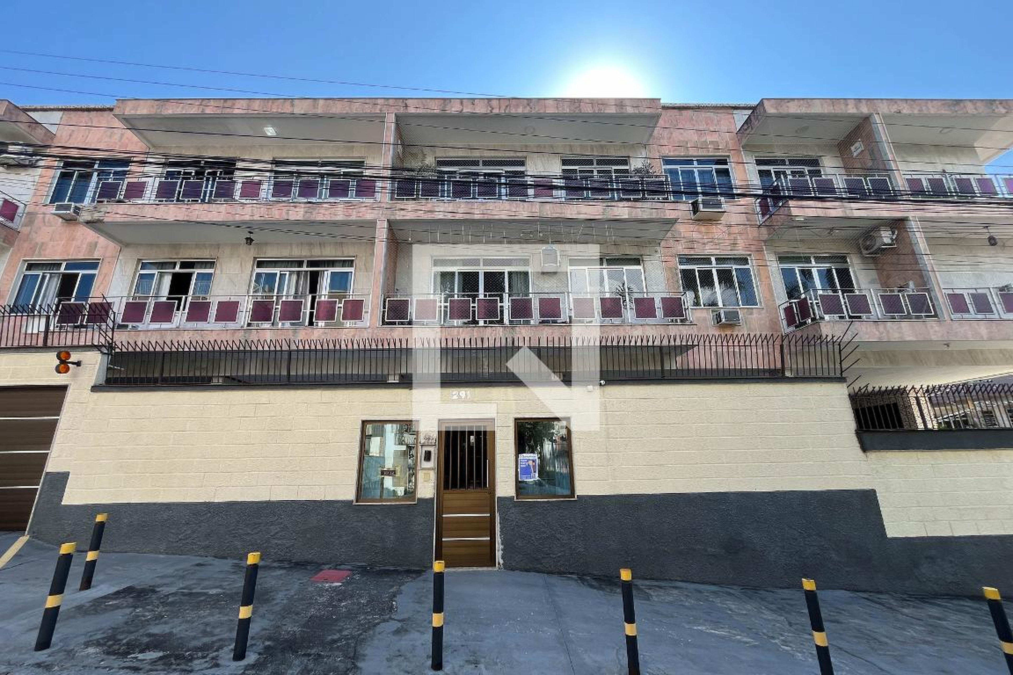 Fachada Condomínio em Rua Ailton Vasconcelos, 291