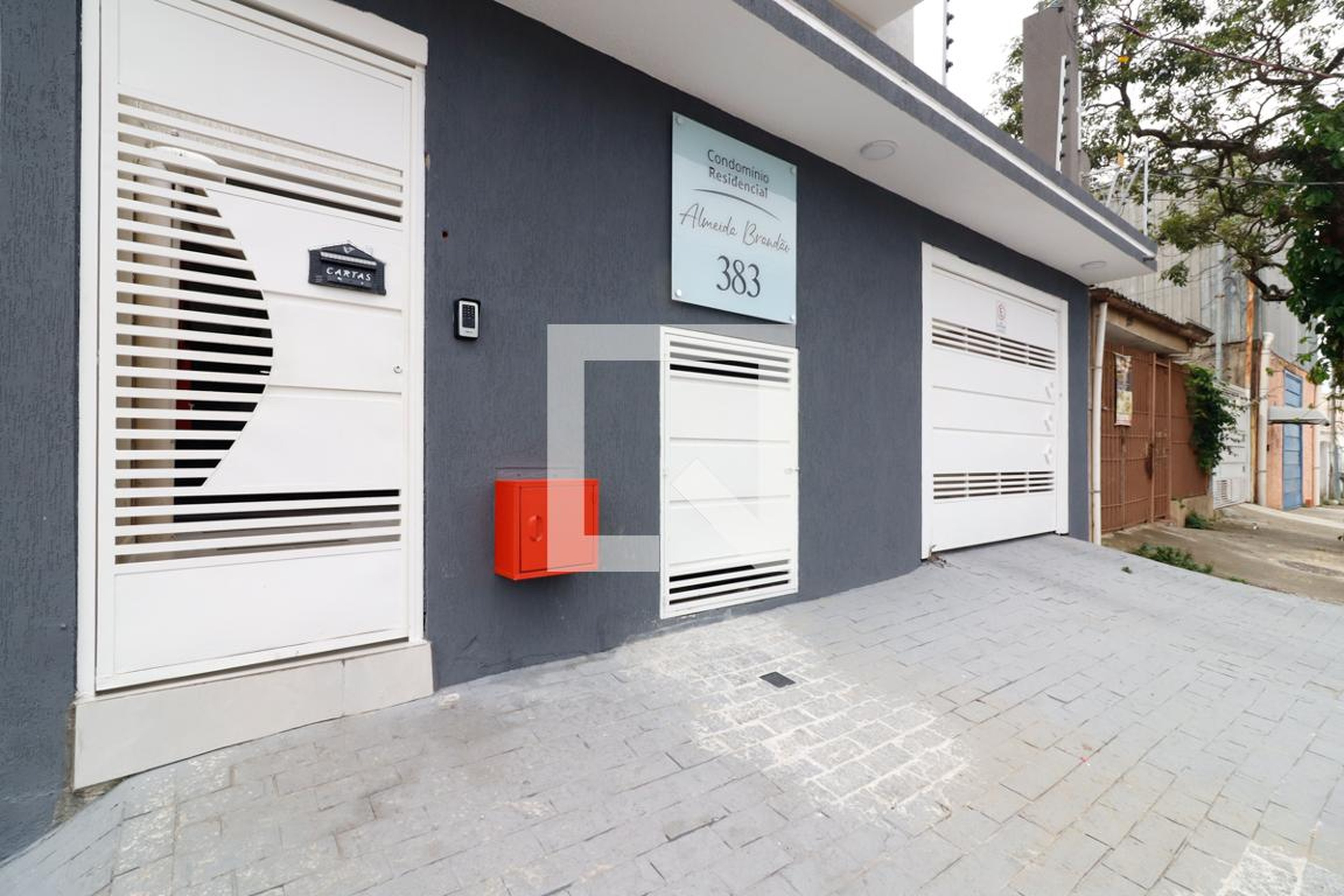 Fachada Condomínio em Rua Almeida Brandão, 383