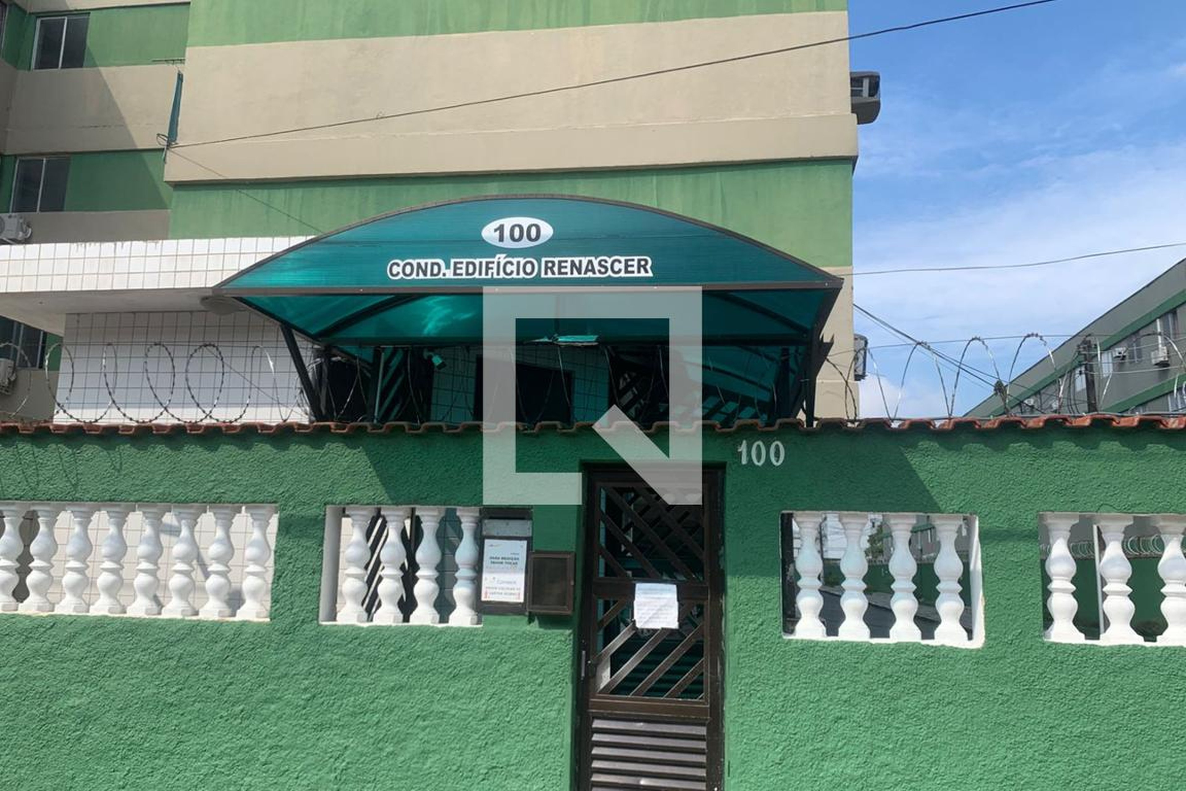 Fachada Condomínio em Rua Alan Ciber Pinto, 100