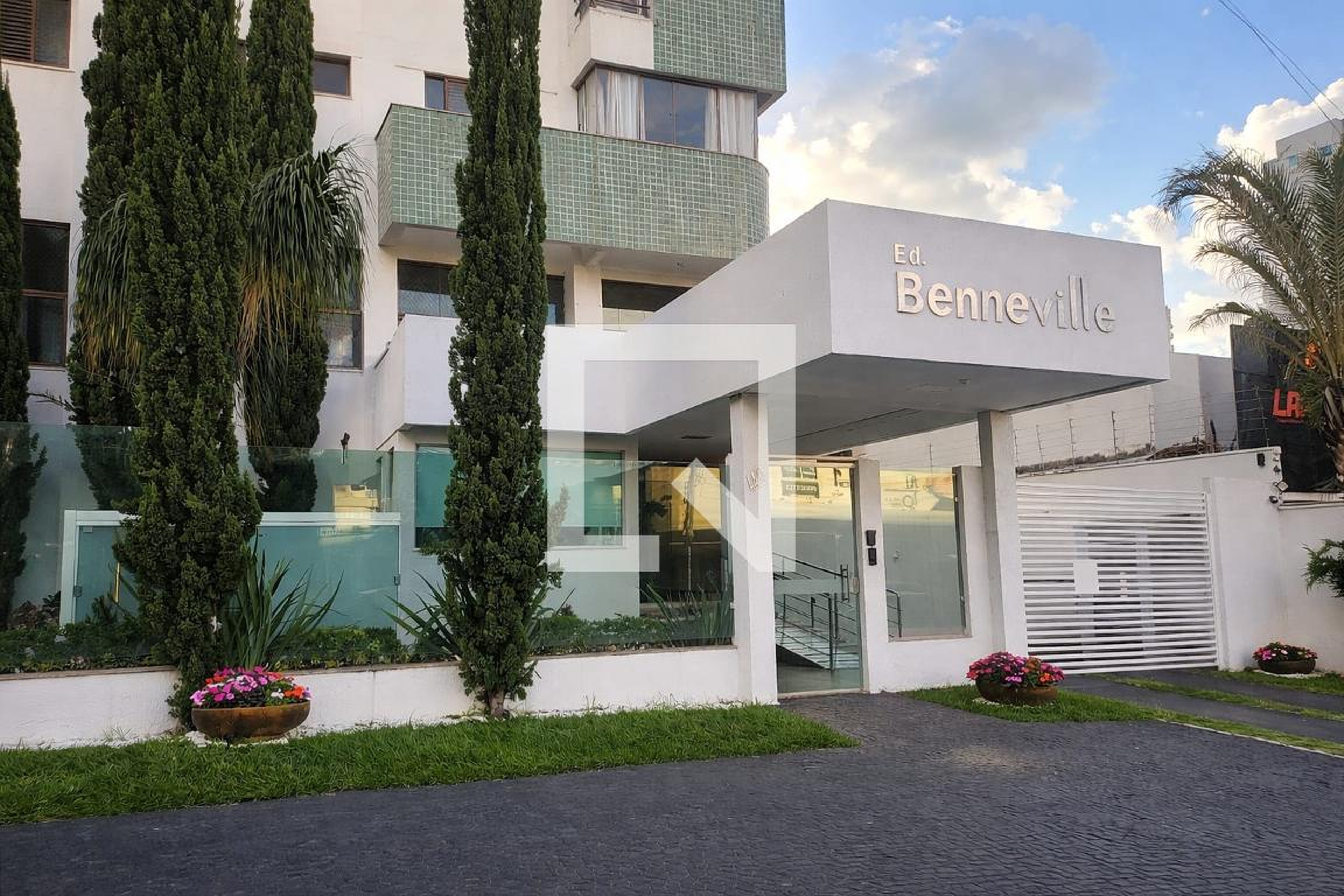 Fachada Condomínio em Rua S-5, 5