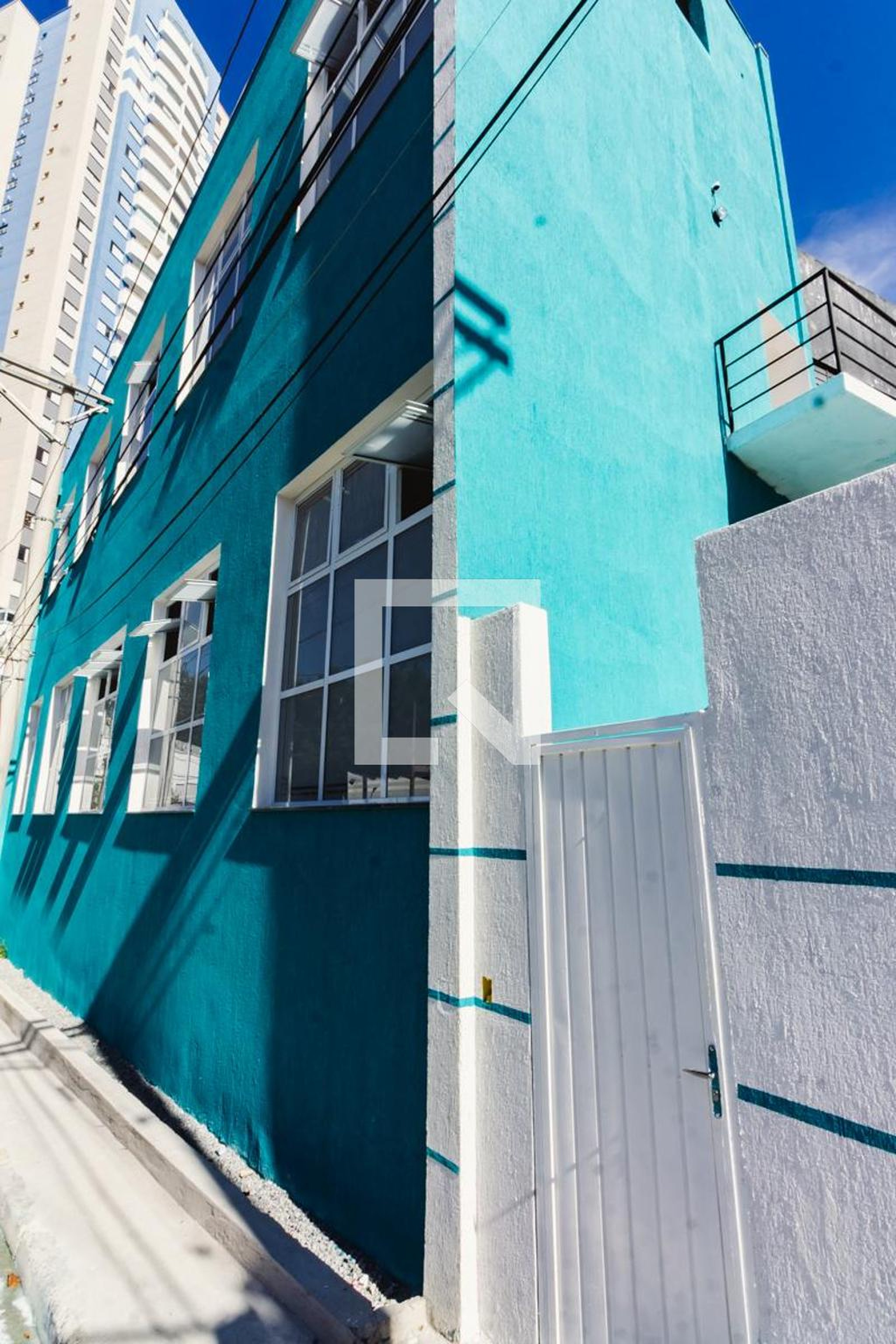 fachada Condomínio em Rua Félix Della Rosa, 164