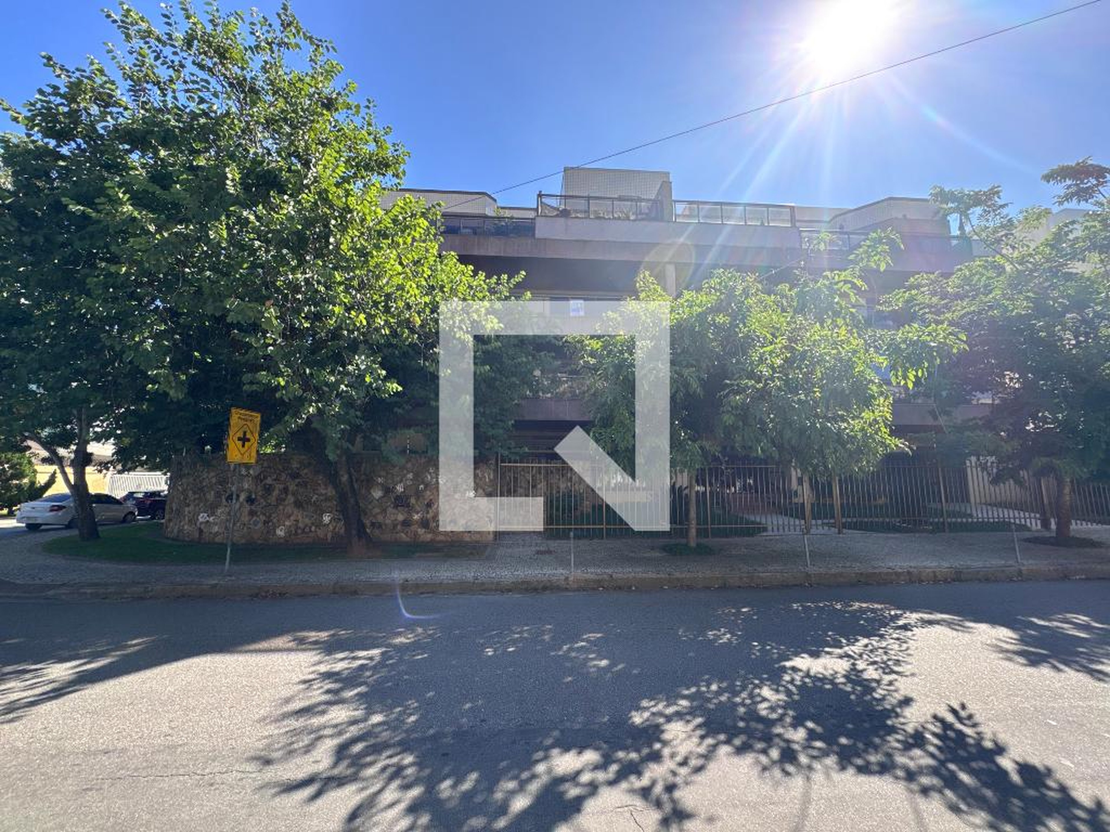 Fachada Condomínio em Rua Venâncio Veloso, 201