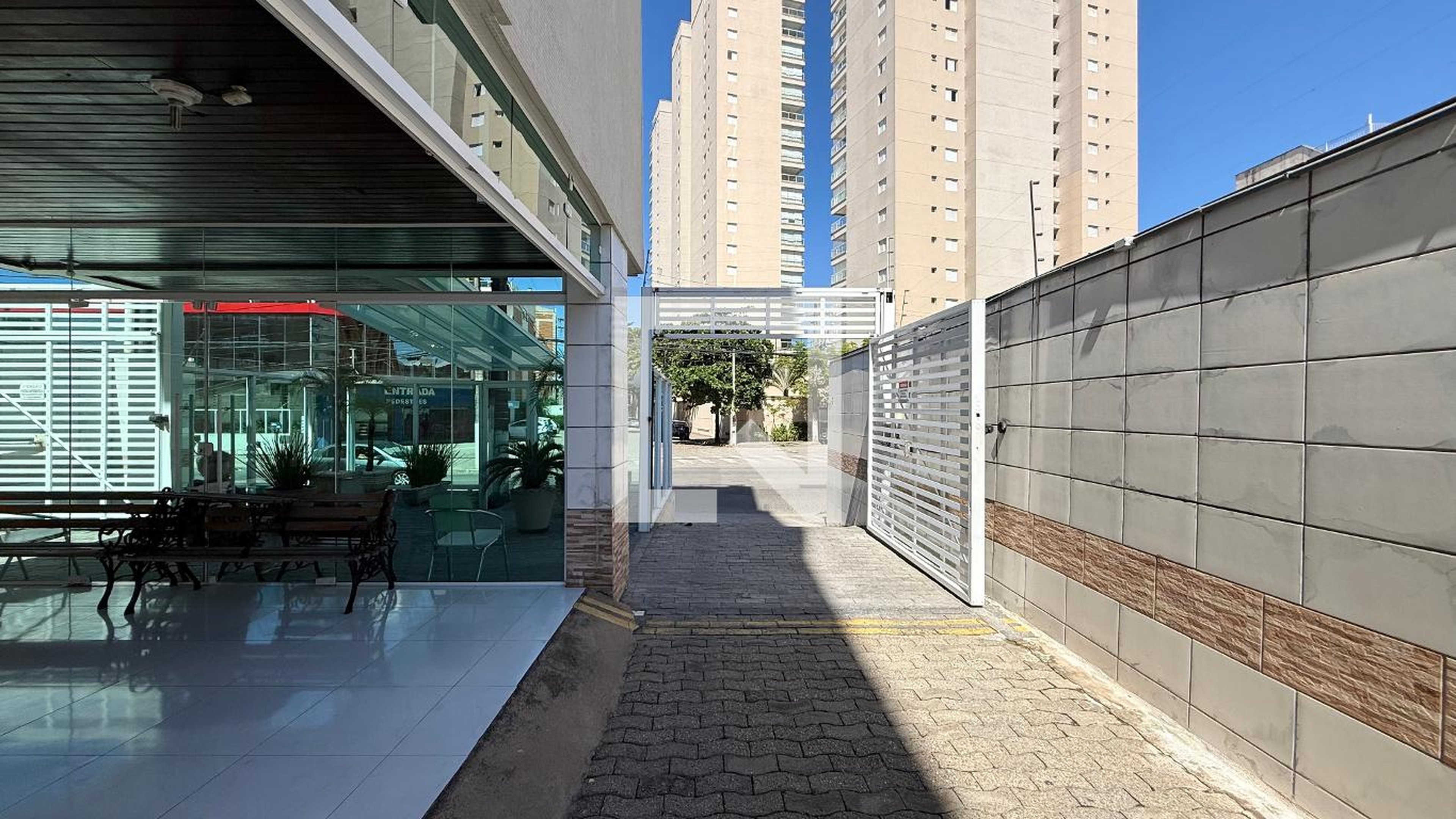 Fachada Condomínio em Rua Áureo Guenaga de Castro, 383