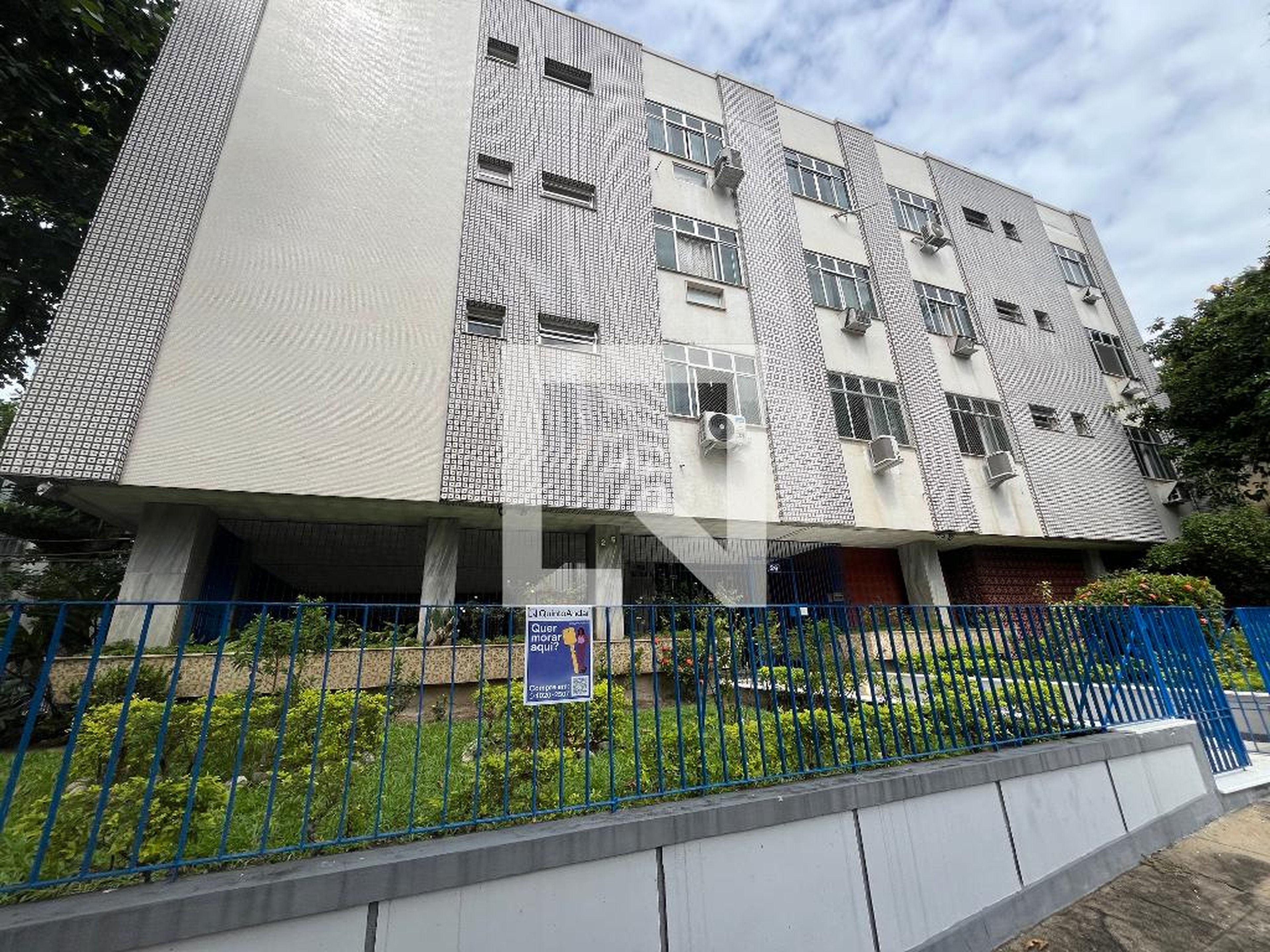 Fachada Condomínio em Rua Juraci Camargo, 26