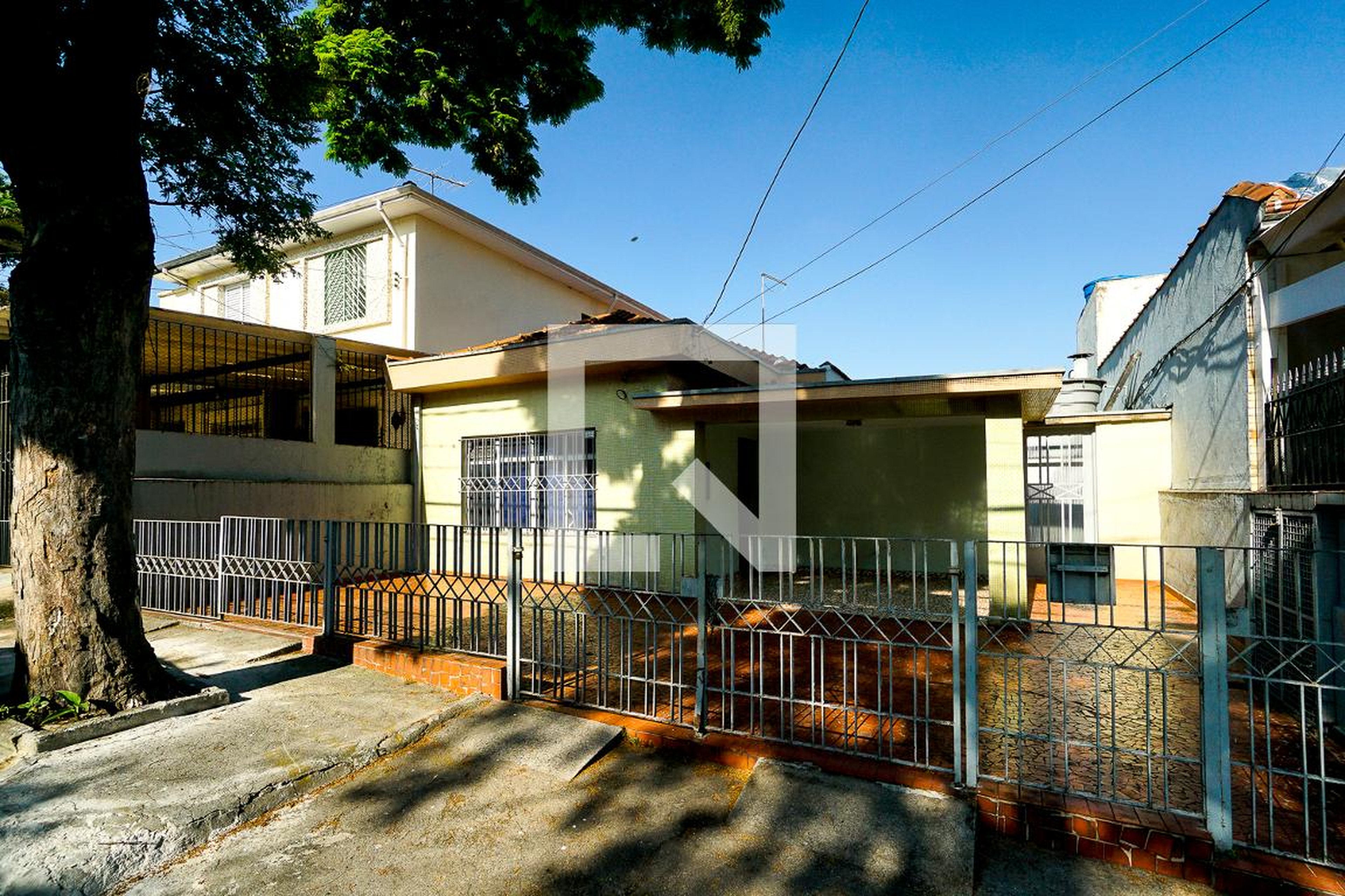 Fachada do condomínio Condomínio em Rua Terra Roxa, 232