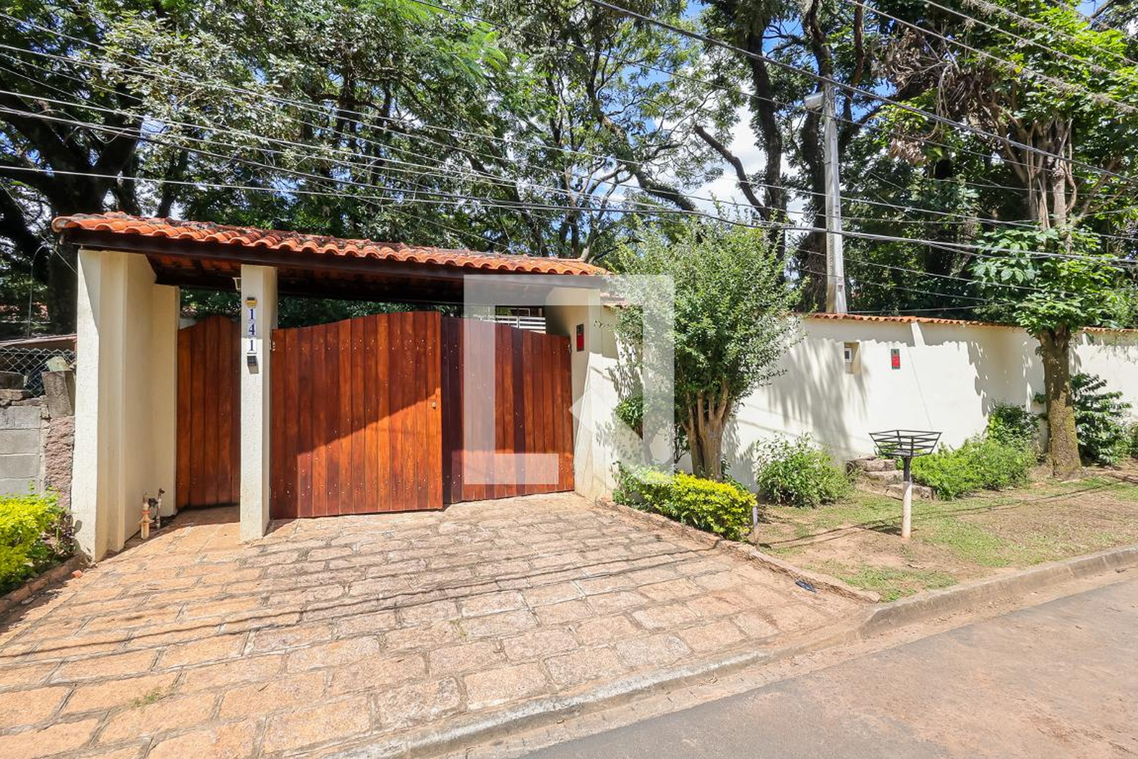 fachada Condomínio em Rua Avelino Soster, 141