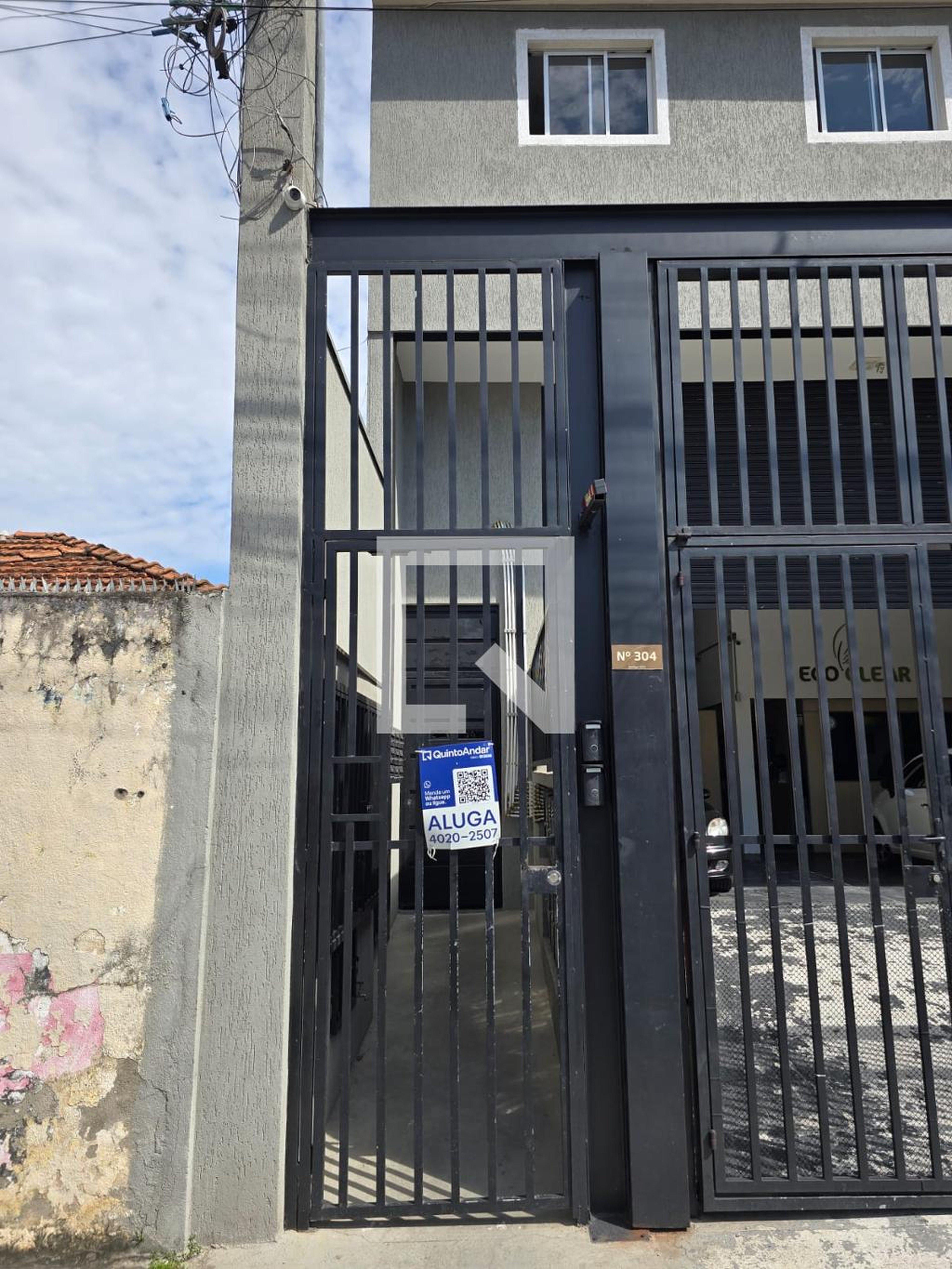 Fachada Condomínio em Rua Dona Dica, 304
